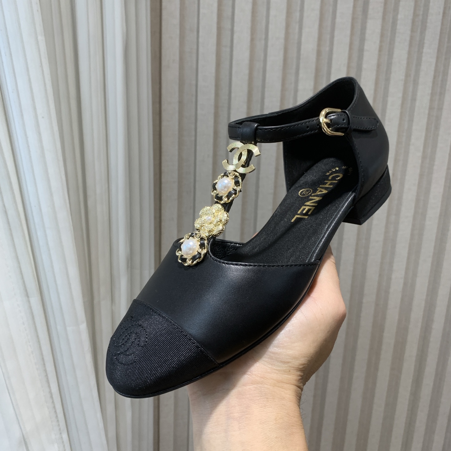 NO:262134,Purchase grade CHANEL Xiaoxiang 25ss New early spring style Mary Zhen single shoes, retro French elegance, full of high-end feeling. Grandma diamond-shaped hollow Mary Zhen sandals, a pair of sandals that have been very popular recently!  The foot exposed design directly lengthens the legs!  A very white fairy style. It fully interprets French romance!  Imported fabric cowhide, inner foot pad sheepskin, soft and delicate, foot comfort 100% beautiful and feminine, Italian leather big soles Size#35-41 (40 41 custom made without return), Mary Jane, chanel, sandals, mary jane, cowhide, sheepskin, Leather soles19860909代购级 CHANEL小香 25ss 早春新款 玛丽珍单鞋,复古法式优雅感,高级感十足 香奶奶菱格中空玛丽珍凉鞋,最近很火的一双凉鞋！露脚设计直接拉长腿型！很显白的神仙款型.完全诠释法式浪漫！ 面料进口牛皮,内里垫脚羊皮,柔软细腻,脚感舒适度百分百,美观的同时又超显女人味,意大利真皮大底 Size#35-41（40 41订做不退换）,玛丽珍,chanel,sandals,mary jane,cowhide,sheepskin,Leather soles,Women's Shoes