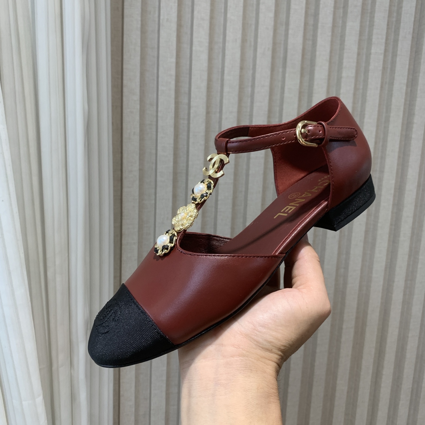 NO:262136,Purchase grade CHANEL Xiaoxiang 25ss New early spring style Mary Zhen single shoes, retro French elegance, full of high-end feeling. Grandma diamond-shaped hollow Mary Zhen sandals, a pair of sandals that have been very popular recently!  The foot exposed design directly lengthens the legs!  A very white fairy style. It fully interprets French romance!  Imported fabric cowhide, inner foot pad sheepskin, soft and delicate, foot comfort 100% beautiful and feminine, Italian leather big soles Size#35-41 (40 41 custom made without return), Mary Jane, chanel, sandals, mary jane, cowhide, sheepskin, Leather soles19860909代购级 CHANEL小香 25ss 早春新款 玛丽珍单鞋,复古法式优雅感,高级感十足 香奶奶菱格中空玛丽珍凉鞋,最近很火的一双凉鞋！露脚设计直接拉长腿型！很显白的神仙款型.完全诠释法式浪漫！ 面料进口牛皮,内里垫脚羊皮,柔软细腻,脚感舒适度百分百,美观的同时又超显女人味,意大利真皮大底 Size#35-41（40 41订做不退换）,玛丽珍,chanel,sandals,mary jane,cowhide,sheepskin,Leather soles,Women's Shoes