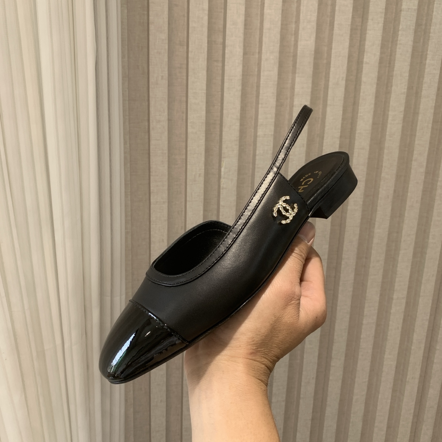 NO:262137,CHANE*｜Xiaoxiang classic hollow sandals classic never out of date, simple and atmospheric, splicing and double C design~ slimming and versatile~ It feels very comfortable to feel at the feet!  A hot product that highlights elegance, a must-have for small fragrance powder!  The upper is made of imported calfskin/butter/special materials. The inner foot pads are made of sheepskin. Italian imported genuine leather sole size35-39 (customized by 40/41), sandals, chanel, sandals, cowhide, sheepskin, Leather soles19860909CHANE*｜小香经典后空凉鞋 经典永不过时 简约大气 拼接加双c设计～ 显瘦百搭～脚感非常舒适！ 凸显优雅的爆品 小香粉必入！ 鞋面采用进口小牛皮/牛油/特殊材料 内里垫脚均为羊皮材质 意大利进口真皮大底 size35-39（40/41定制）,凉鞋,chanel,sandals,cowhide,sheepskin,Leather soles,Women's Shoes