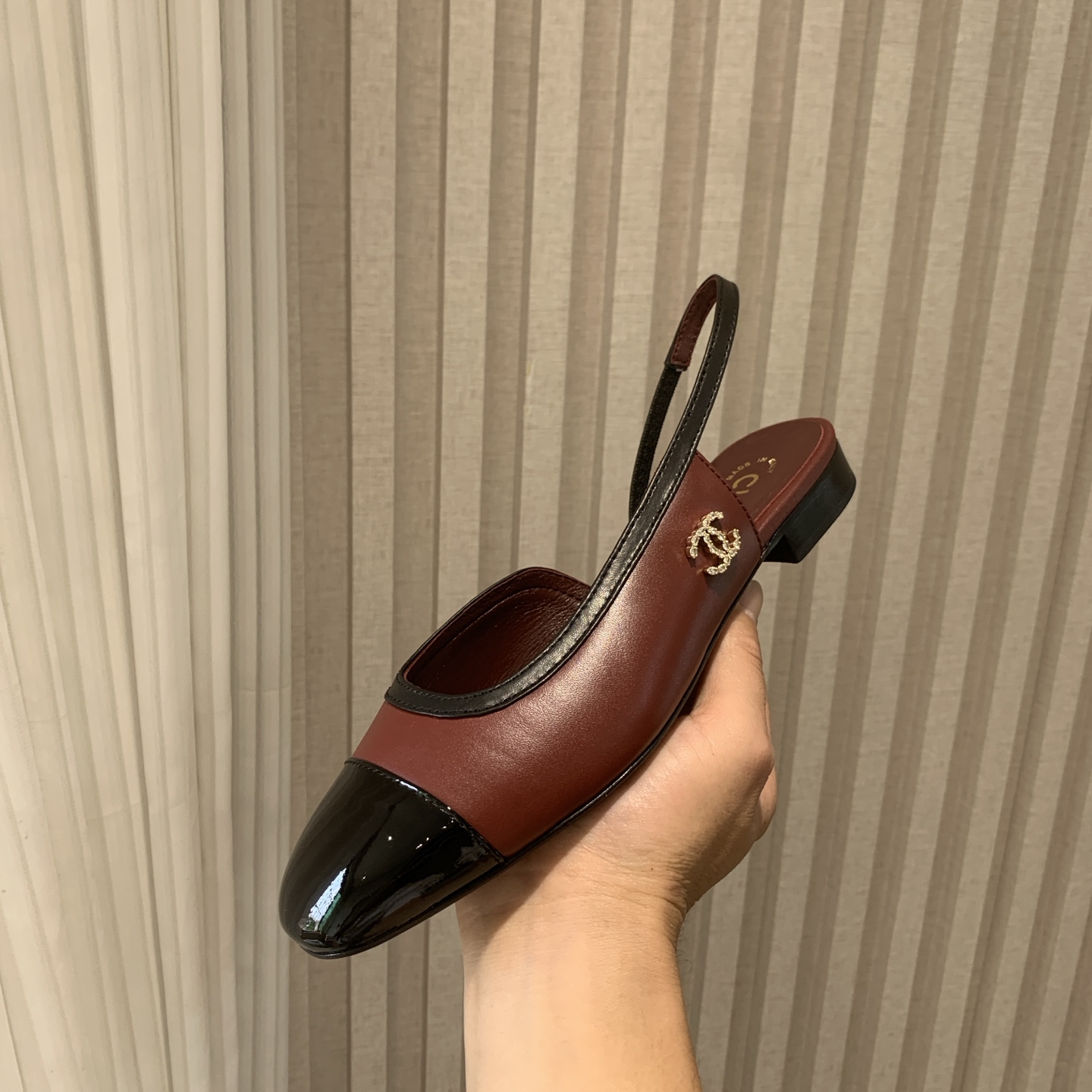 NO:262140,CHANE*｜Xiaoxiang classic hollow sandals classic never out of date, simple and atmospheric, splicing and double C design~ slimming and versatile~ It feels very comfortable to feel at the feet!  A hot product that highlights elegance, a must-have for small fragrance powder!  The upper is made of imported calfskin/butter/special materials. The inner foot pads are made of sheepskin. Italian imported genuine leather sole size35-39 (customized by 40/41), sandals, chanel, sandals, cowhide, sheepskin, Leather soles19860909CHANE*｜小香经典后空凉鞋 经典永不过时 简约大气 拼接加双c设计～ 显瘦百搭～脚感非常舒适！ 凸显优雅的爆品 小香粉必入！ 鞋面采用进口小牛皮/牛油/特殊材料 内里垫脚均为羊皮材质 意大利进口真皮大底 size35-39（40/41定制）,凉鞋,chanel,sandals,cowhide,sheepskin,Leather soles,Women's Shoes