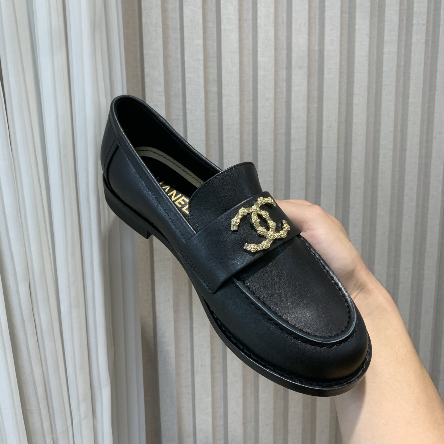NO:390846,High-version loafers CHANE*｜Xiaoxiang 2025 official website Chanel early spring four seasons, new series of loafers are full of retro style, delicate shoe shapes, look very likable, small square toe set off the feet also become thin, the foot gives people a kind of retro sentiment of the era, four-season shoes, new European and American catwalks, hot products 1 original custom cowhide original hardware buckle 2 original silk sheepskin inner 3 soles: original Italian leather outsole. 4 sizes 35-41 (40 41 custom made without return or exchange), loafers, chanel, chanel, loafers, cowhide, sheepskin, Leather soles19860909高版本乐福鞋CHANE*｜小香2025官网香奈儿早春四季,系列新品乐福鞋满满的复古风 秀气的鞋型 看着就很讨喜,小方的鞋头 衬托脚也变得瘦瘦的,上脚给人就是一种年代的复古情怀四季鞋、欧美走秀新款,爆款产品 1原版定制牛皮原版开模五金扣 2原版丝绸羊皮内里 3大底:原版意大利真皮大底. 4码数35-41（40 41定做不退换）,乐福鞋,chanel,chanel,loafers,cowhide,sheepskin,Leather soles,Women's Shoes