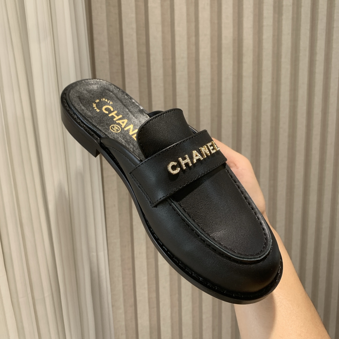 NO:390853,The new Chanel Chanel small incense diamond buckle letter mark Love lazy half slippers can be worn all year round. No matter when you take it out, it is very high-end and attractive. Shopping and attracting attention!  Easy to wander in commuting and leisure occasions, be a casual and fashionable and elegant woman~ Cowhide/butter, inner lambskin, sole, Italian leather outsole, size 35-39 (40/41 custom made, no return or exchange, loafers, semi-trailer, chanel, chanel, loafers, slippers, cowhide, sheepskin, Leather soles198609092025春夏新款Chanel香奈儿小香钻扣字母标乐福懒人半拖鞋,一年四季皆可穿 不管什么时候拿出来搭配都贼高级耐看 逛街压马路赚足眼球！轻松游走于通勤和休闲场合 做个漫不经心的时髦优雅女子～ 鞋面牛皮/牛油 内里小羊皮 鞋底意大利真皮大底 码数35-39（40/41定做不退不换,乐福鞋半拖,chanel,chanel,loafers,slippers,cowhide,sheepskin,Leather soles,Women's Shoes