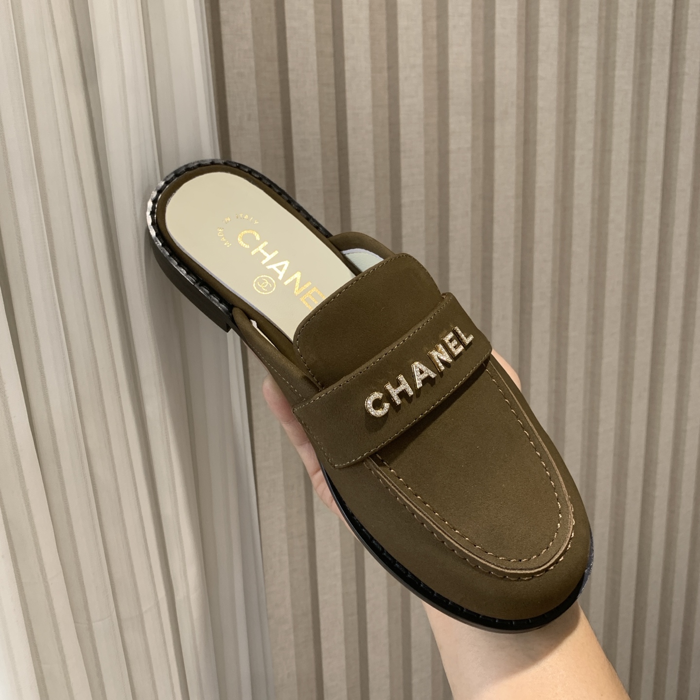 NO:390861,The new Chanel Chanel small incense diamond buckle letter mark Love lazy half slippers can be worn all year round. No matter when you take it out, it is very high-end and attractive. Shopping and attracting attention!  Easy to wander in commuting and leisure occasions, be a casual and fashionable and elegant woman~ Cowhide/butter, inner lambskin, sole, Italian leather outsole, size 35-39 (40/41 custom made, no return or exchange, loafers, semi-trailer, chanel, chanel, loafers, slippers, cowhide, sheepskin, Leather soles198609092025春夏新款Chanel香奈儿小香钻扣字母标乐福懒人半拖鞋,一年四季皆可穿 不管什么时候拿出来搭配都贼高级耐看 逛街压马路赚足眼球！轻松游走于通勤和休闲场合 做个漫不经心的时髦优雅女子～ 鞋面牛皮/牛油 内里小羊皮 鞋底意大利真皮大底 码数35-39（40/41定做不退不换,乐福鞋半拖,chanel,chanel,loafers,slippers,cowhide,sheepskin,Leather soles,Women's Shoes