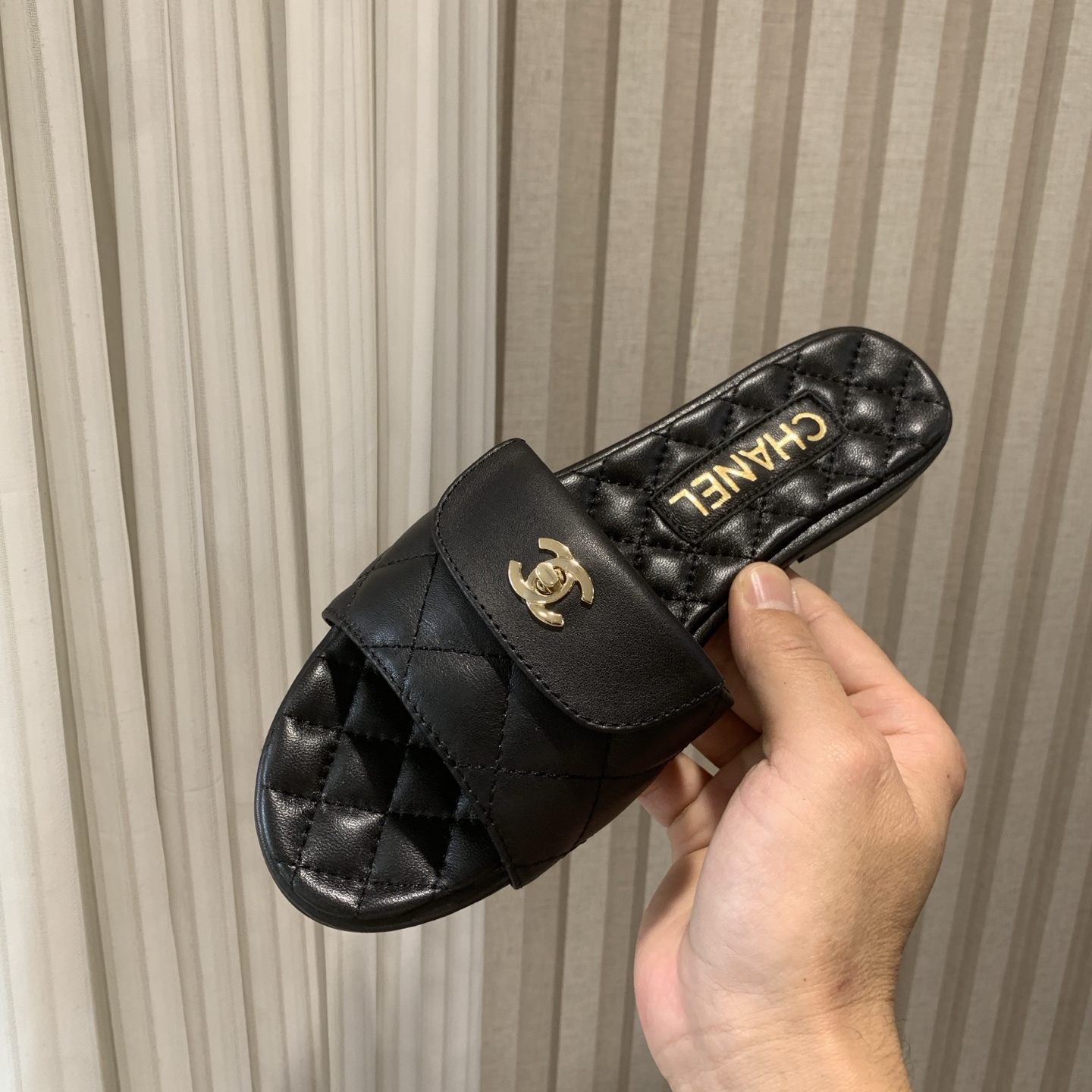 NO:390822,Chanel Xiaoxiang 25ss new lazy slippers, a versatile and slimming style, a slipper with a super-looking appearance, is amazing in any combination!  Lazy slippers are worth recommending, calfskin upper, mixed-bred sheepskin inner Italian leather outsole Size35-41 (40 41 customized, non-return and exchange), slippers, chanel, slippers, cowhide, sheepskin, Leather soles19860909Chanel 小香25ss新款懒人拖拖鞋 百搭显脚瘦气质款,颜值爆棚的一款拖鞋,任意搭配都很绝！懒人拖鞋值得推荐 鞋面小牛皮 内里混种羊皮 意大利真皮大底 Size35-41（40 41定制不退换）,拖鞋,chanel,slippers,cowhide,sheepskin,Leather soles,Women's Shoes