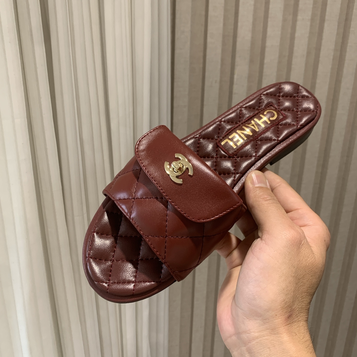 NO:390829,Chanel Xiaoxiang 25ss new lazy slippers, a versatile and slimming style, a slipper with a super-looking appearance, is amazing in any combination!  Lazy slippers are worth recommending, calfskin upper, mixed-bred sheepskin inner Italian leather outsole Size35-41 (40 41 customized, non-return and exchange), slippers, chanel, slippers, cowhide, sheepskin, Leather soles19860909Chanel 小香25ss新款懒人拖拖鞋 百搭显脚瘦气质款,颜值爆棚的一款拖鞋,任意搭配都很绝！懒人拖鞋值得推荐 鞋面小牛皮 内里混种羊皮 意大利真皮大底 Size35-41（40 41定制不退换）,拖鞋,chanel,slippers,cowhide,sheepskin,Leather soles,Women's Shoes