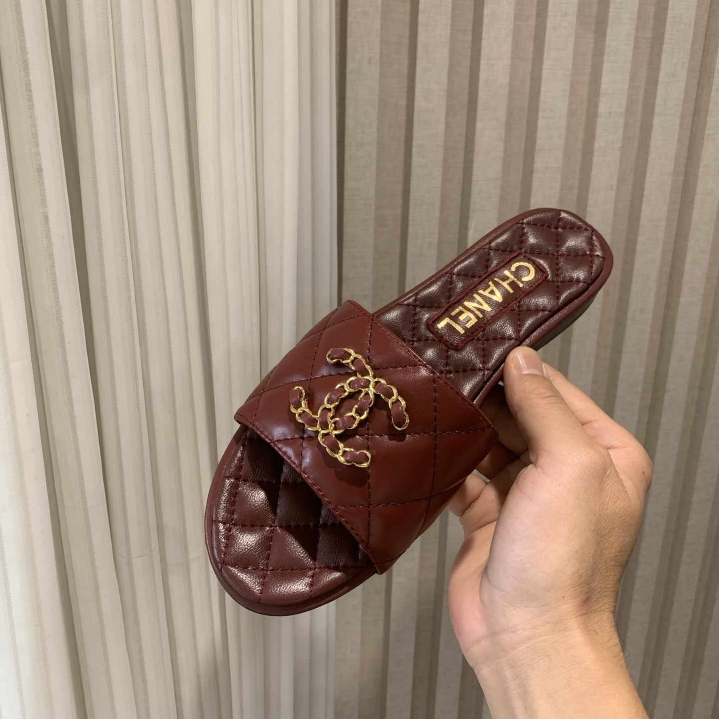 NO:390836,Chanel Xiaoxiang 25ss new lazy rolling double C-button slippers, versatile and slimming style, a slipper with a superb appearance, is amazing in any combination!  Lazy slippers are worth recommending, calfskin upper, mixed-bred sheepskin inner Italian leather outsole Size35-41 (40 41 customized, non-return and exchange), slippers, chanel, slippers, cowhide, sheepskin, Leather soles19860909Chanel 小香25ss新款懒人拖双C扣拖鞋 百搭显脚瘦气质款,颜值爆棚的一款拖鞋,任意搭配都很绝！懒人拖鞋值得推荐 鞋面小牛皮 内里混种羊皮 意大利真皮大底 Size35-41（40 41定制不退换）,拖鞋,chanel,slippers,cowhide,sheepskin,Leather soles,Women's Shoes