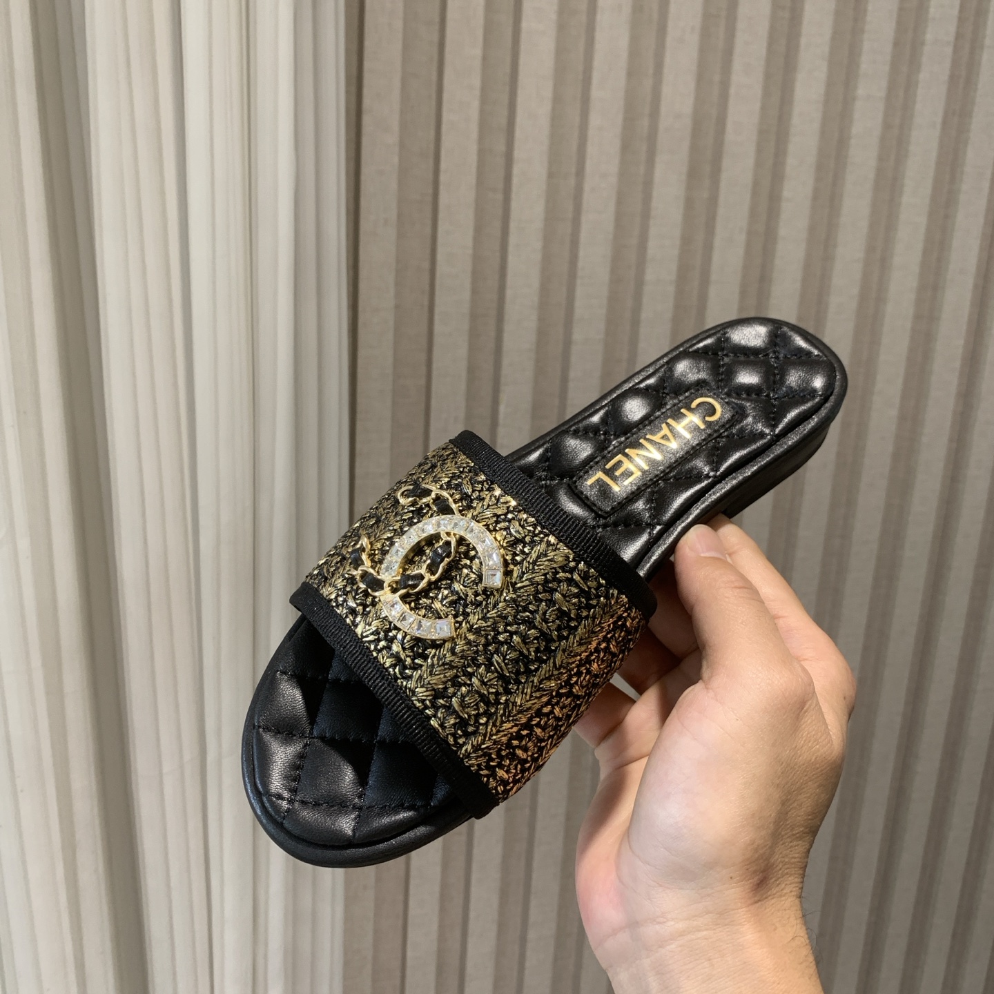 NO:390843,CHANE* ｜Xiaoxiang 25P spring and summer new product Double C flat slippers The upper is made of original custom material, the inner foot pads are all silk sheepskin imported Italian cowhide sole Size35-39 (customized by 40/41), slippers, chanel, slippers, cowhide, sheepskin19860909CHANE* ｜小香25P春夏新品 双C平底拖鞋 鞋面采用原版定制材质 内里垫脚均为丝绸羊皮 意大利进口牛皮大底 Size35-39（40/41定制）,拖鞋,chanel,slippers,cowhide,sheepskin,Women's Shoes