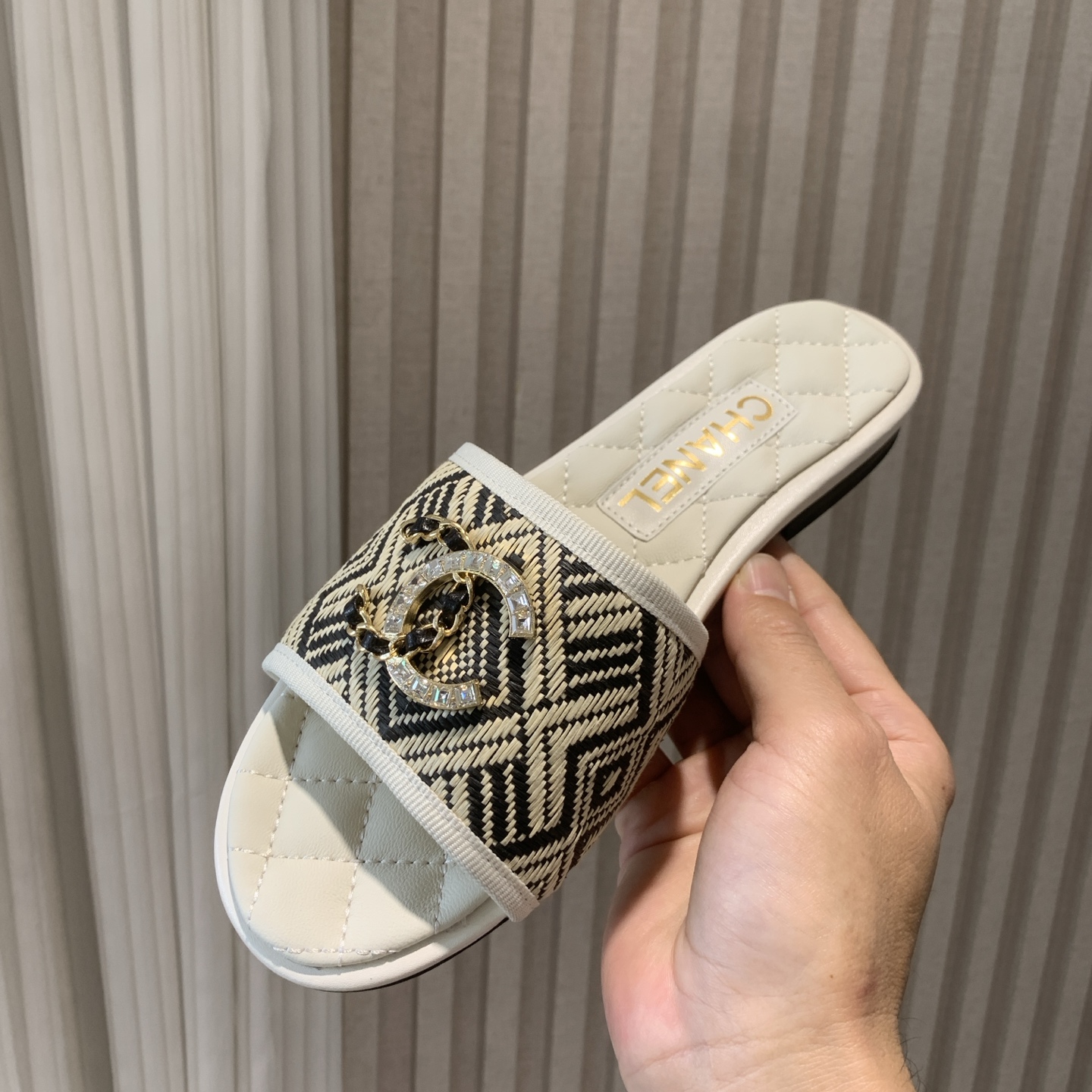 NO:390848,CHANE* ｜Xiaoxiang 25P spring and summer new product Double C flat slippers The upper is made of original custom material, the inner foot pads are all silk sheepskin imported Italian cowhide sole Size35-39 (customized by 40/41), slippers, chanel, slippers, cowhide, sheepskin19860909CHANE* ｜小香25P春夏新品 双C平底拖鞋 鞋面采用原版定制材质 内里垫脚均为丝绸羊皮 意大利进口牛皮大底 Size35-39（40/41定制）,拖鞋,chanel,slippers,cowhide,sheepskin,Women's Shoes