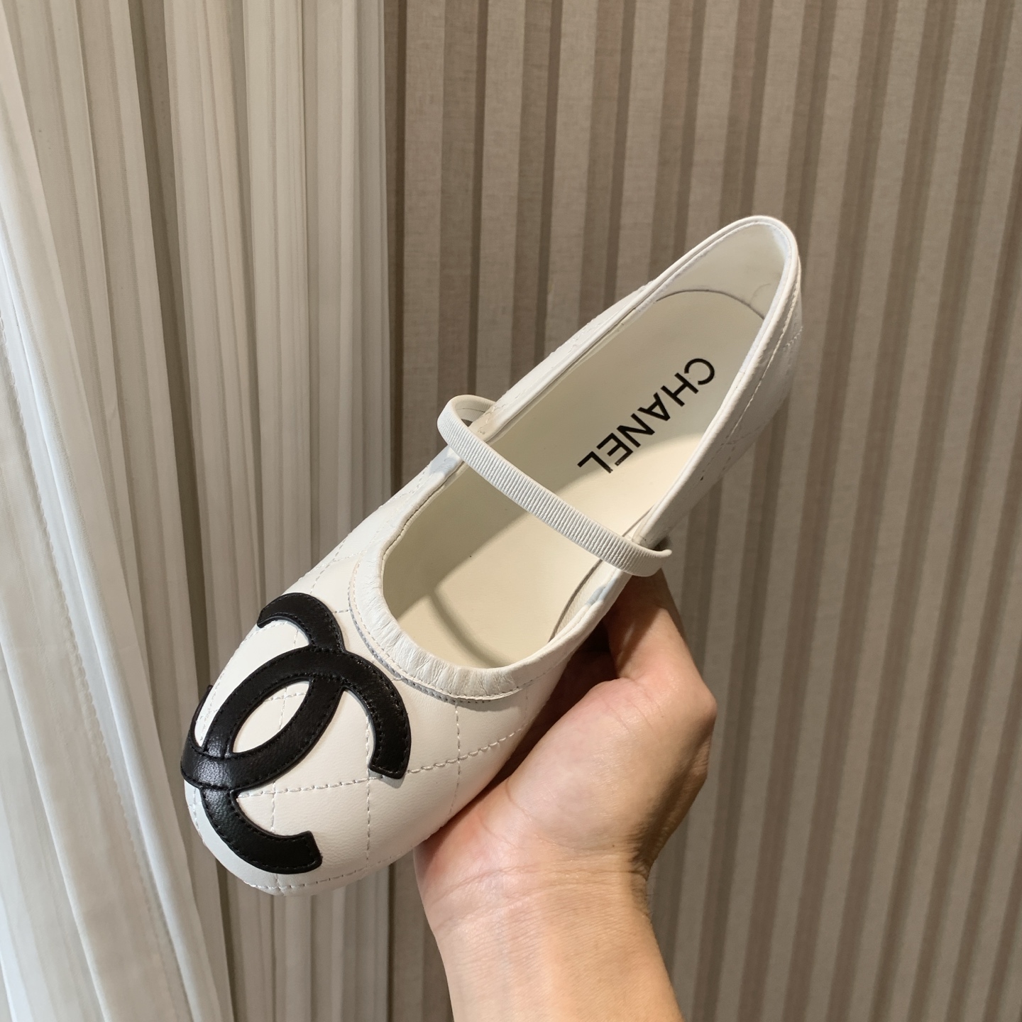 NO:390869,CHANE*｜Xiaoxiang’s classic big pair of C bows, ballet shoes, make a good-looking girl with good-looking breasts. When I saw these shoes, I was moved directly. Both classic and artistic. The daily style of going out is as good as you!  The upper is made of imported lambskin, the inner foot pads are all sheepskin, original mold-open custom sole Size35-39 (40/41 custom-made without return or exchange), ballet shoes, chanel, sheepskin19860909CHANE*｜小香经典大双C蝴蝶结 芭蕾舞鞋 一起做个奶乖奶乖的香香女孩呀 看到这双鞋的时候我是直接原地心动 经典与艺术感兼具 日常出街造型随你凹！ 鞋面采用进口小羊皮 内里垫脚均为羊皮 原版开模定制大底 Size35-39（40/41定制不退换),芭蕾舞鞋,chanel,sheepskin,Women's Shoes