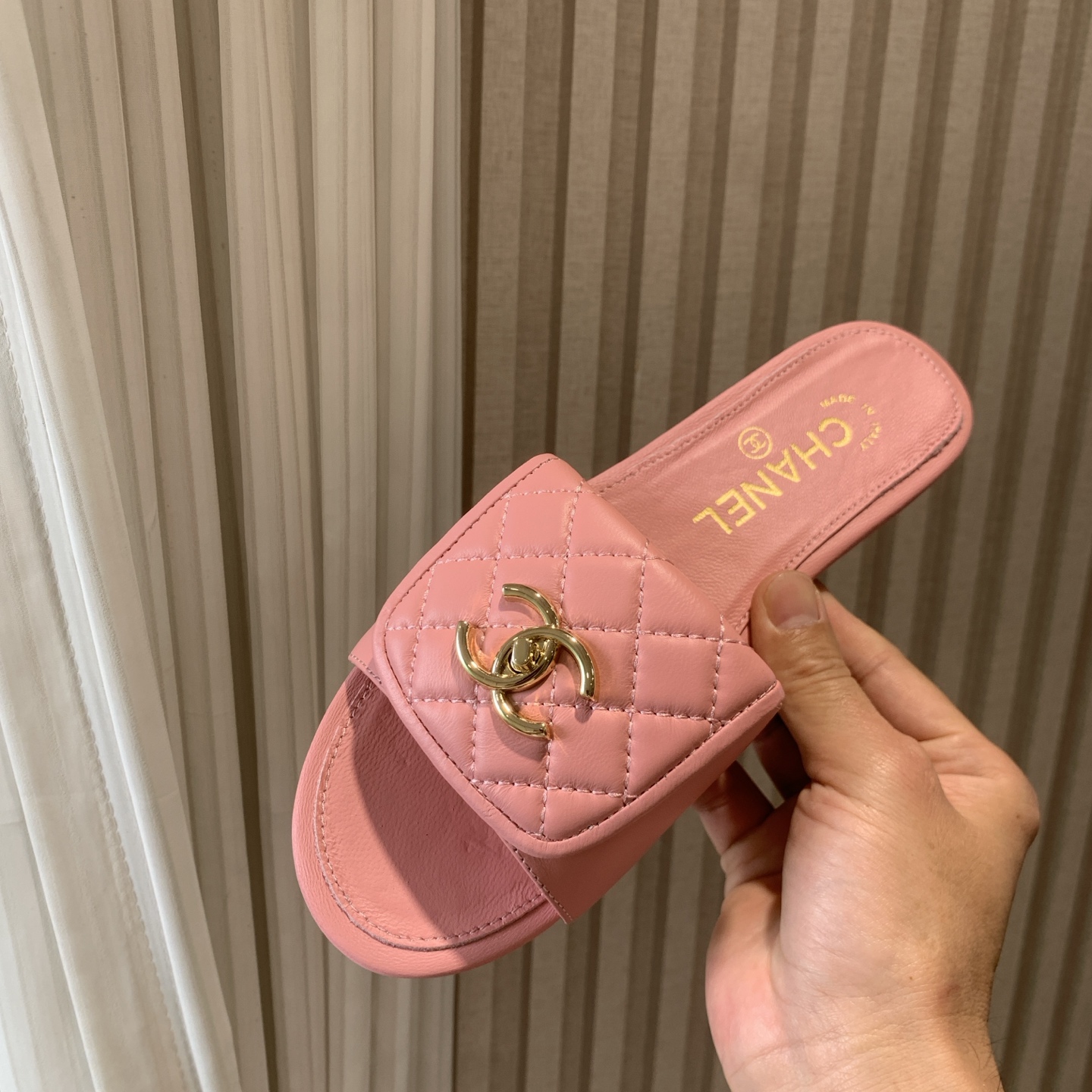 NO:390814,High-version Chane* Xiaoxiang C Home 2025 S New early autumn model Xiaoxiang Home's most popular flip-flops this year. It's hard to find a counter. Round toe design, cute and cute. It's a sweet girl when worn. It's really special and fashionable. The smooth shoe shape is full of high-end feeling. At this moment, I've made up countless outfits. Customized sheepskin on the upper/original special materials. Imported Australian sheepskin sole. Italian leather sole. Size: 35-39 (40 41 custom made without return and exchange!), slippers, chanel, chanel, slippers, sheepskin19860909高版本chane*小香C家2025 S 早秋新款 小香家今年最火的一字拖 专柜根本一鞋难求 圆头设计 呆萌可爱 穿起来就是甜美女孩 真的特别又时尚 流畅的鞋型满满的高级感  此刻脑补无数个穿搭 鞋面定制羊皮/原版特殊材料 内里垫脚进口澳洲羊皮 鞋底意大利真皮底 Size:35-39(40 41定做不退换！）,拖鞋,chanel,chanel,slippers,sheepskin,Women's Shoes