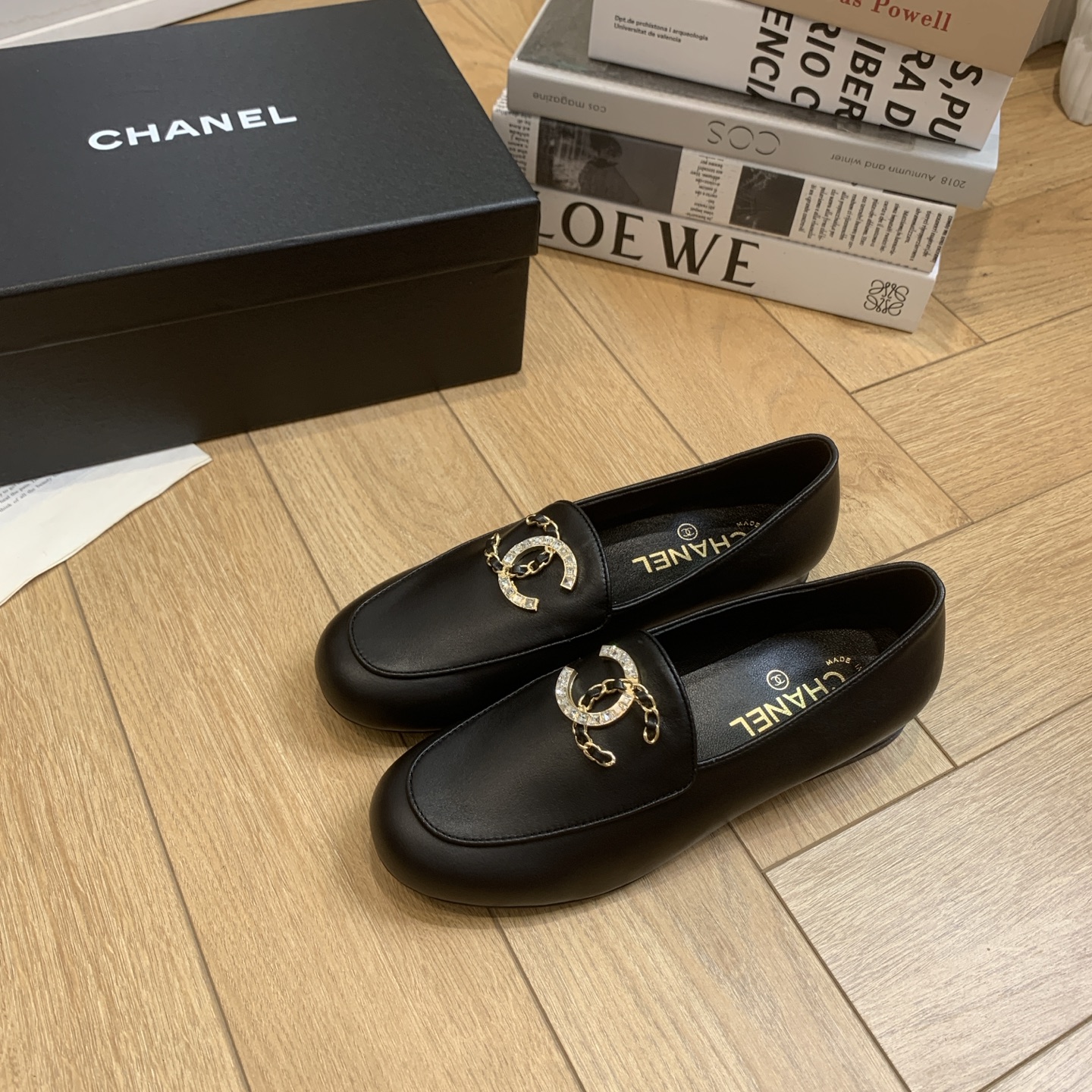 NO:390833,Single shoes, slippers 281 CHANE*｜Xiaoxiang 2025 new product, double C letter button square toe thick heel loafers. Compared with the classic style, this loafer is more distinctive!  I love this letter designed. The upper is imported calfskin/paper leather. The inner water dyed sheepskin is super comfortable and breathable. The original Italian imported cowhide is outsole. The size is 35-39 (customized by 40/41), semi-drag loafers, chanel, loafers, slippers, cowhide, sheepskin19860909单鞋 拖鞋281 CHANE*｜小香2025新品 双C字母扣方头粗跟乐福鞋 相比经典款 这款乐福鞋更有特色！ 太爱这个字母设计了 鞋面采用进口小牛皮/漆皮 内里水染羊皮 脚感超舒服 还很透气 大底原版意大利进口牛皮大底 码数35-39（40/41定制）,半拖乐福鞋,chanel,loafers,slippers,cowhide,sheepskin,Women's Shoes