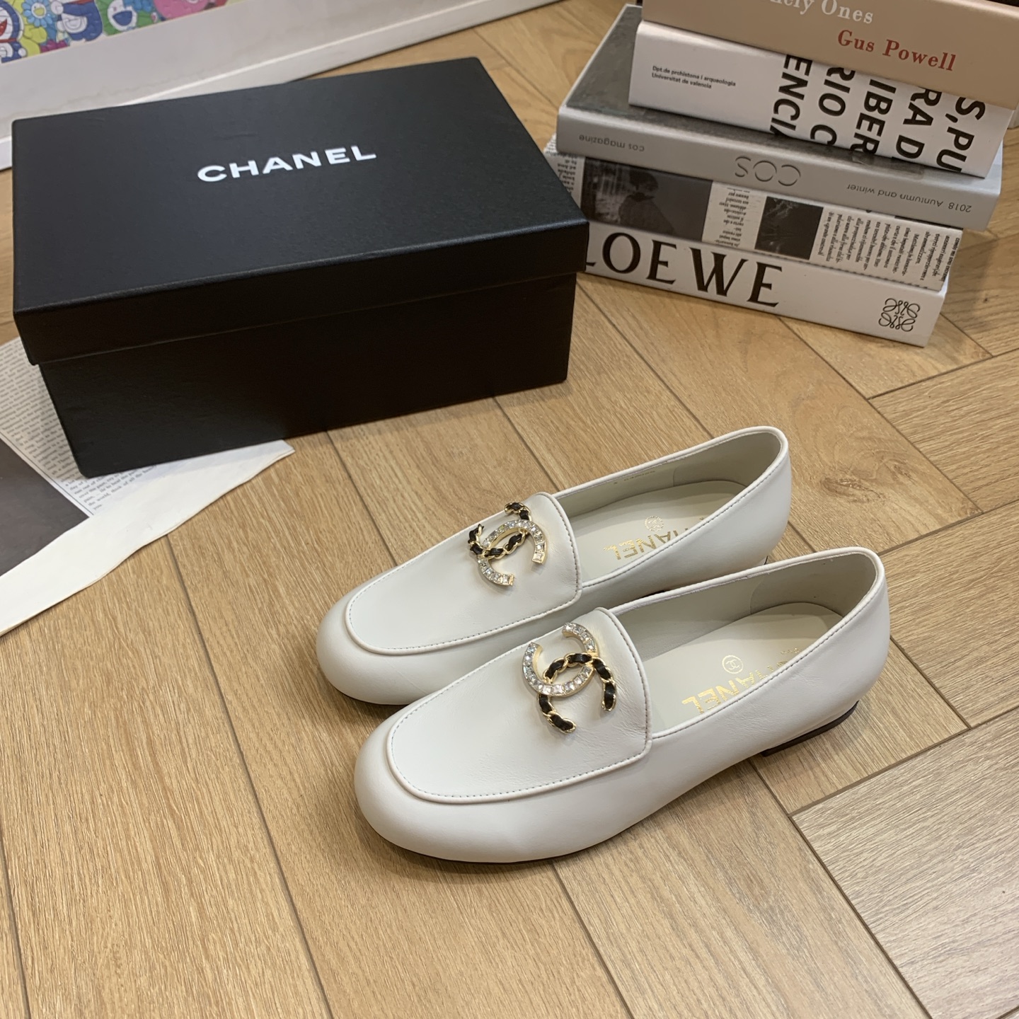 NO:390826,Single shoes, slippers 281 CHANE*｜Xiaoxiang 2025 new product, double C letter button square toe thick heel loafers. Compared with the classic style, this loafer is more distinctive!  I love this letter designed. The upper is imported calfskin/paper leather. The inner water dyed sheepskin feels super comfortable and breathable. The original Italian imported cowhide is outsole. The size is 35-39 (customized by 40/41), semi-drag loafers, chanel, loafers, slippers, cowhide, sheepskin19860909单鞋 拖鞋281 CHANE*｜小香2025新品 双C字母扣方头粗跟乐福鞋 相比经典款 这款乐福鞋更有特色！ 太爱这个字母设计了 鞋面采用进口小牛皮/漆皮 内里水染羊皮 脚感超舒服 还很透气 大底原版意大利进口牛皮大底 码数35-39（40/41定制）,半拖乐福鞋,chanel,loafers,slippers,cowhide,sheepskin,Women's Shoes