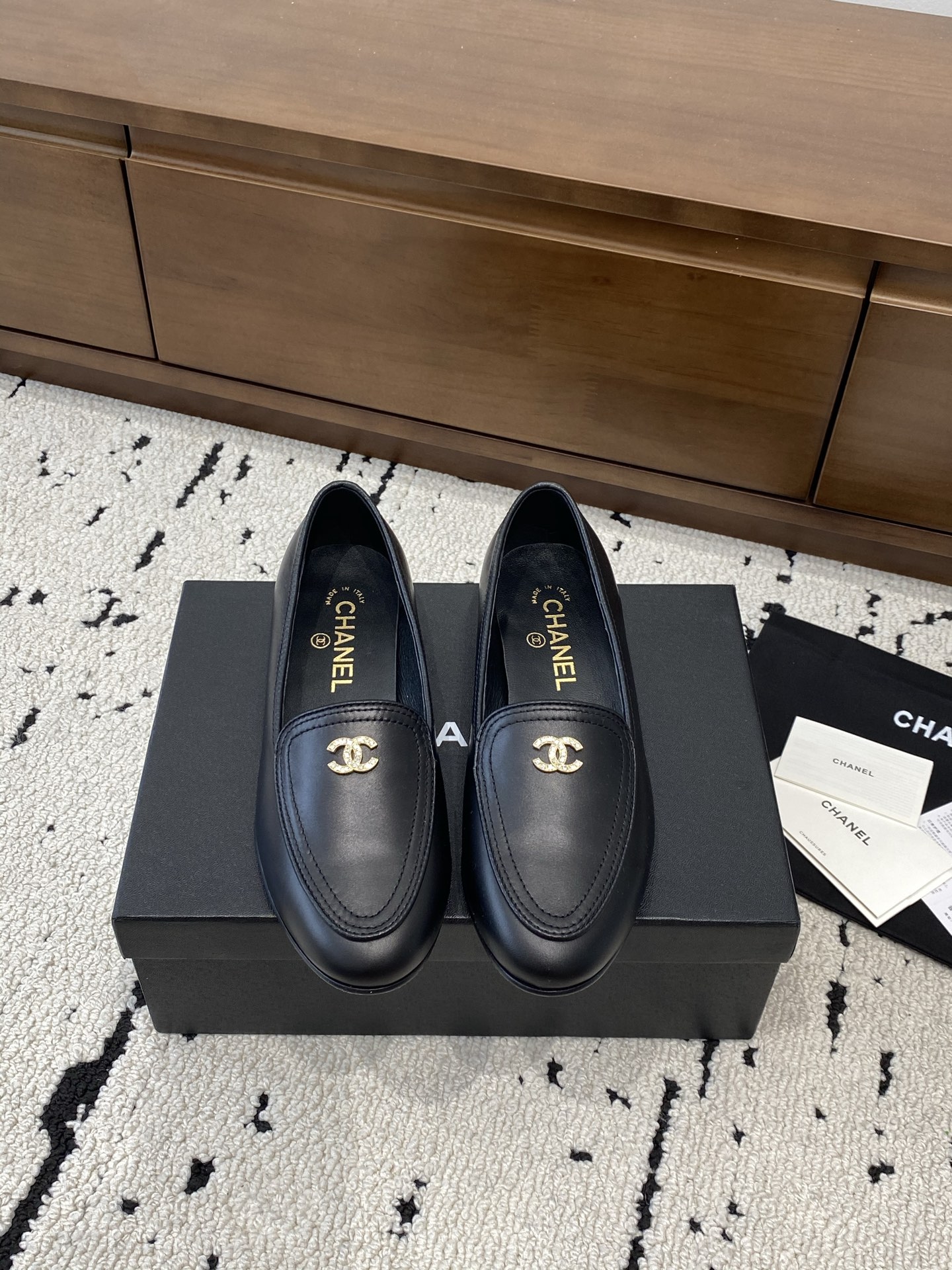 NO:439917,Xiaoxiang 2025 official website Chanel autumn and winter single shoes, series new loafers full of retro style, delicate shoe shape, looks very likable, small round toe sets off the feet, giving people a retro look, new European and American catwalks, hot products 1 original custom cowhide surface 2 original silk sheepskin lining 3 soles: original Italian leather outsole. 4 sizes 35-41 (40 41 custom made without return or exchange), loafers, chanel, loafers, cowhide, sheepskin, Leather soles19860909小香2025官网香奈儿秋冬单鞋,系列新品乐福鞋满满的复古风 秀气的鞋型 看着就很讨喜,小圆的鞋头 衬托脚也变得瘦瘦的,上脚给人就是一种年代的复古情,欧美走秀新款,爆款产品 1原版定制牛皮面 2原版丝绸羊皮内里 3大底:原版意大利真皮大底. 4码数35-41（40 41定做不退换）,乐福鞋,chanel,loafers,cowhide,sheepskin,Leather soles,Women's Shoes