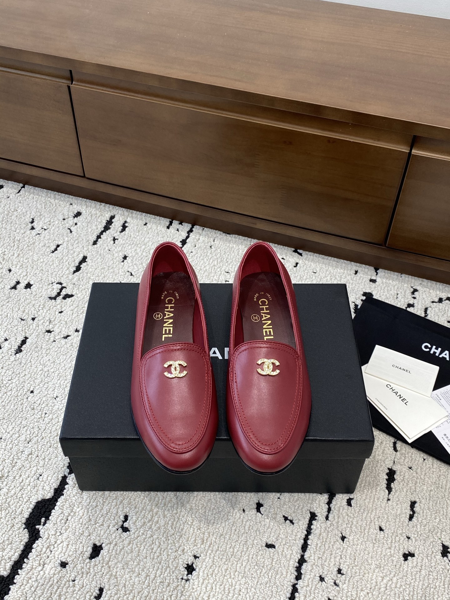 NO:439924,Xiaoxiang 2025 official website Chanel autumn and winter single shoes, series new loafers full of retro style, delicate shoe shape, looks very likable, small round toe sets off the feet, giving people a retro look, new European and American catwalks, hot products 1 original custom cowhide surface 2 original silk sheepskin lining 3 soles: original Italian leather outsole. 4 sizes 35-41 (40 41 custom made without return or exchange), loafers, chanel, loafers, cowhide, sheepskin, Leather soles19860909小香2025官网香奈儿秋冬单鞋,系列新品乐福鞋满满的复古风 秀气的鞋型 看着就很讨喜,小圆的鞋头 衬托脚也变得瘦瘦的,上脚给人就是一种年代的复古情,欧美走秀新款,爆款产品 1原版定制牛皮面 2原版丝绸羊皮内里 3大底:原版意大利真皮大底. 4码数35-41（40 41定做不退换）,乐福鞋,chanel,loafers,cowhide,sheepskin,Leather soles,Women's Shoes