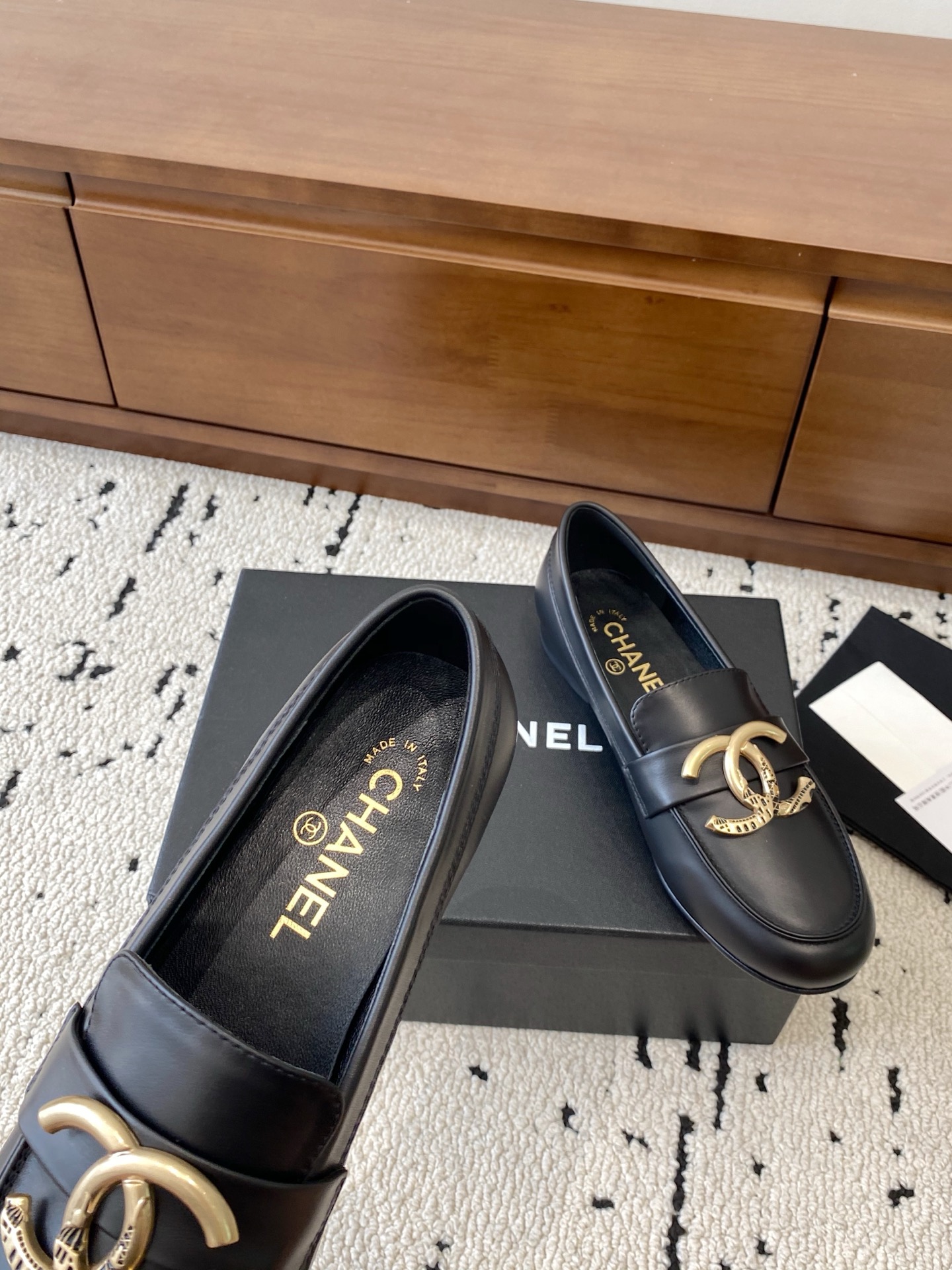 P310💰高版本
🍀CHANEL｜香奈儿小香25C秋冬新品
低跟圆尖头平底单鞋
满满的复古风 秀气的鞋型 
看着就很讨喜 带点尖的鞋头
衬托脚也变得瘦瘦的 显得修长
经典大大双C五金扣
鞋型特别大气时髦  上脚很显气质
鞋面采用顶级小牛皮
内里丝绸羊皮 超级舒服
意大利进口牛皮大底   
尺码：35-39   （40/41定制）





👉

👉

👉

立即抢购👉

立即抢购👉

立即抢购👉

立即抢购👉

立即抢购👉