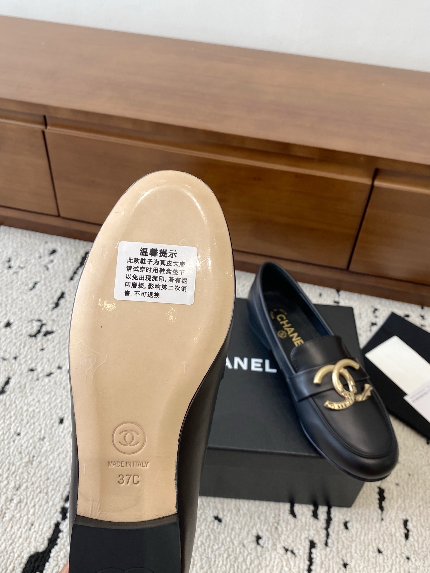 P310💰高版本
🍀CHANEL｜香奈儿小香25C秋冬新品
低跟圆尖头平底单鞋
满满的复古风 秀气的鞋型 
看着就很讨喜 带点尖的鞋头
衬托脚也变得瘦瘦的 显得修长
经典大大双C五金扣
鞋型特别大气时髦  上脚很显气质
鞋面采用顶级小牛皮
内里丝绸羊皮 超级舒服
意大利进口牛皮大底   
尺码：35-39   （40/41定制）





👉

👉

👉

立即抢购👉

立即抢购👉

立即抢购👉

立即抢购👉

立即抢购👉