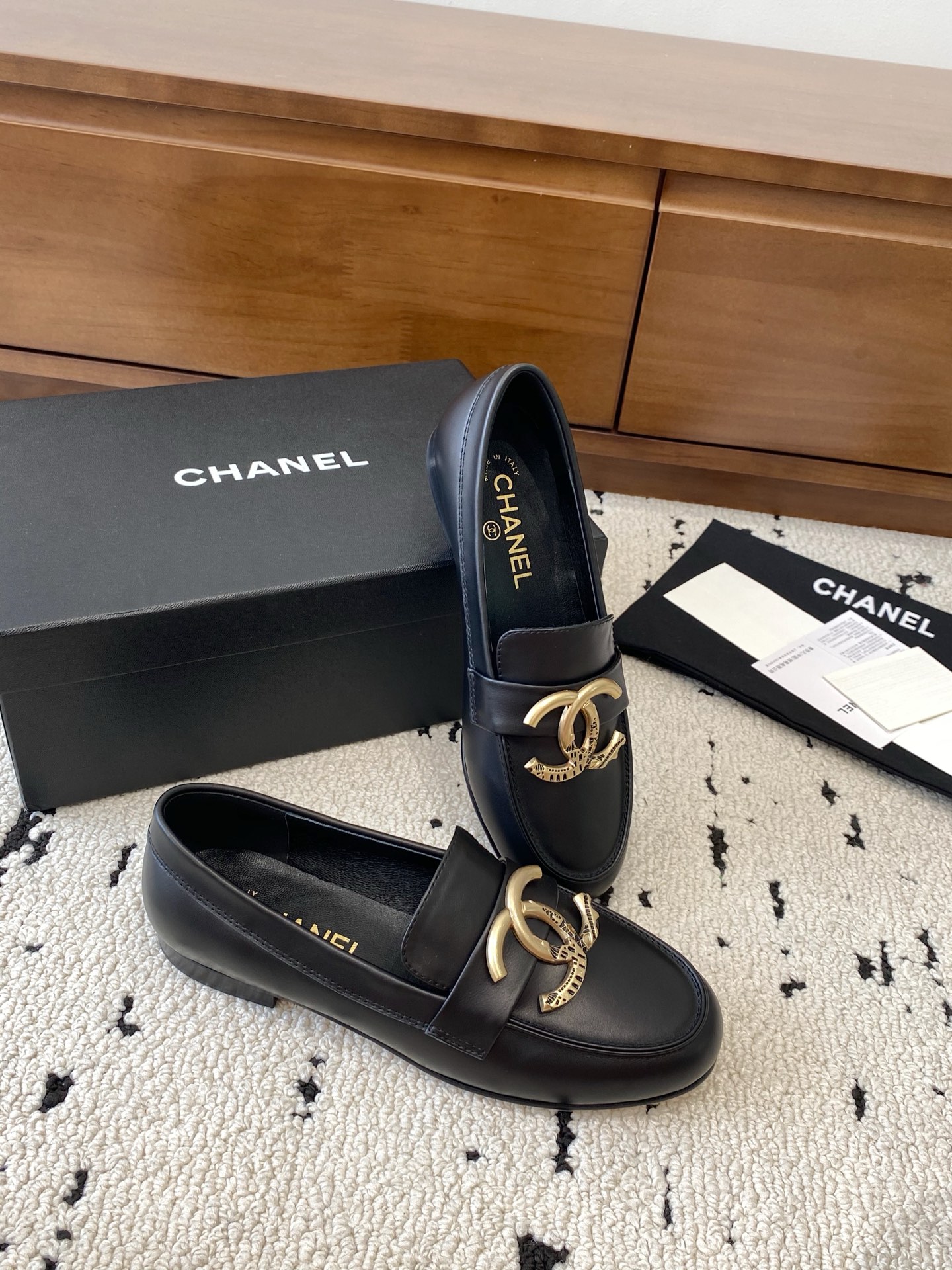 P310💰高版本
🍀CHANEL｜香奈儿小香25C秋冬新品
低跟圆尖头平底单鞋
满满的复古风 秀气的鞋型 
看着就很讨喜 带点尖的鞋头
衬托脚也变得瘦瘦的 显得修长
经典大大双C五金扣
鞋型特别大气时髦  上脚很显气质
鞋面采用顶级小牛皮
内里丝绸羊皮 超级舒服
意大利进口牛皮大底   
尺码：35-39   （40/41定制）





👉

👉

👉

立即抢购👉

立即抢购👉

立即抢购👉

立即抢购👉

立即抢购👉