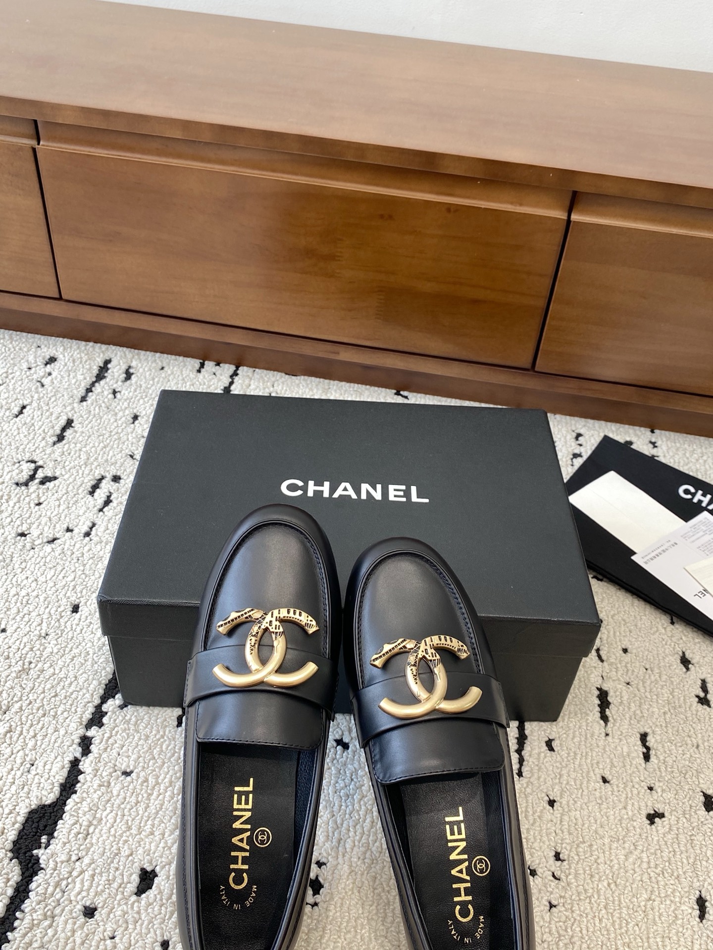 P310💰高版本
🍀CHANEL｜香奈儿小香25C秋冬新品
低跟圆尖头平底单鞋
满满的复古风 秀气的鞋型 
看着就很讨喜 带点尖的鞋头
衬托脚也变得瘦瘦的 显得修长
经典大大双C五金扣
鞋型特别大气时髦  上脚很显气质
鞋面采用顶级小牛皮
内里丝绸羊皮 超级舒服
意大利进口牛皮大底   
尺码：35-39   （40/41定制）





👉

👉

👉

立即抢购👉

立即抢购👉

立即抢购👉

立即抢购👉

立即抢购👉