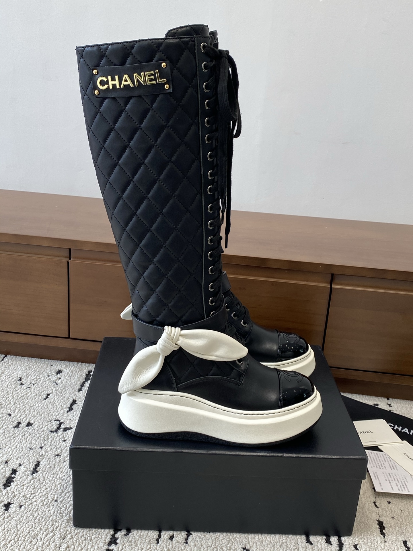NO:535135,High-version CHANEL 2025s autumn and winter series thick-soled high-soled boots, the two styles of high-tube and short-simple are made of imported cowhide, with an external height of 5cm, which makes the legs look longer. The boots are made of Chanel's classic diamond pattern, plus the small tie knots that are particularly popular this year. Xiao Meimei likes it very much. This is a popular style created by Chanel this autumn and winter. With the traditional inner zipper, it is easy to wear and is super comfortable. This autumn and winter must-have. The upper material is imported cowhide with diamond microfiber, washed denim. Consistently authentic. The original Italian TPU foamed sole. Size: 35-40 (40 custom made without return or exchange) Buy now. Buy now. Buy now. Boots, chanel, chanel, boots, cowhide19860909高版本 CHANEL 2025s秋冬系列厚底高短靴,高筒和矮简两款分别用进囗牛皮打造,外增高度5cm超显腿长, 靴简沿用了香奈儿的经典菱格纹,加上今年特别流行的小绑结,小美美特别喜欢,这是香奈儿今年秋冬打造的爆款,加上传统内侧拉链,容易上脚,超级舒服,今年秋冬必备款  鞋面材质进囗牛皮配菱格超纤,水洗牛仔布 一致正品 大底原版意大利TPU发泡大底 码数:35-40(40定做不退不换) 立即抢购 立即抢购,靴子,chanel,chanel,boots,cowhide,Women's Shoes