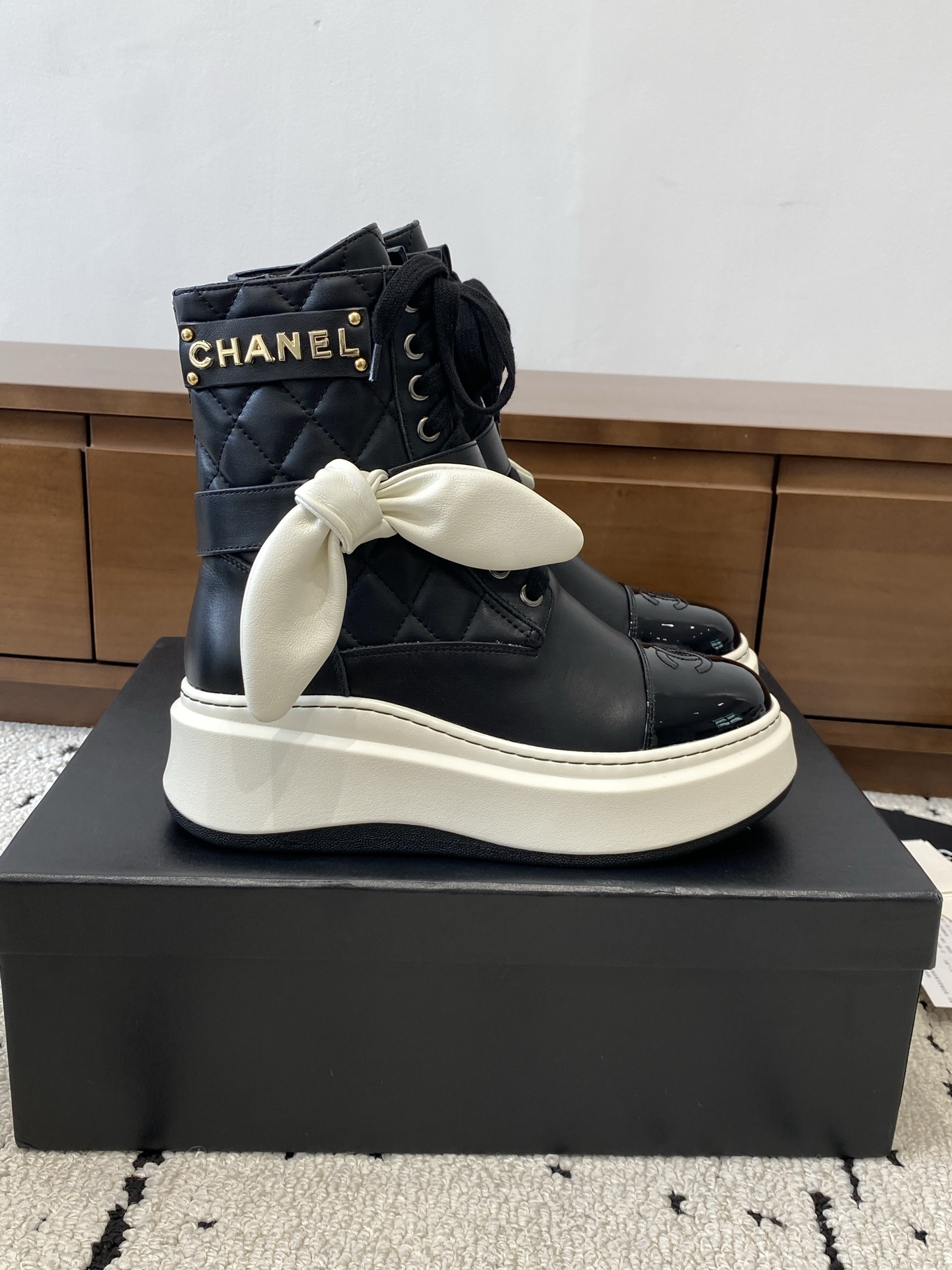 NO:535137,High-version CHANEL 2025s autumn and winter series thick-soled high-soled boots, the two styles of high-tube and short-simple are made of imported cowhide, with an external height of 5cm, which makes the legs look longer. The boots are made of Chanel's classic diamond pattern, plus the small tie knots that are particularly popular this year. Xiao Meimei likes it very much. This is a hot model created by Chanel this autumn and winter. With the traditional inner zipper, it is easy to wear and is super comfortable. This autumn and winter must-have. The upper material is imported cowhide with diamond microfiber, washed denim. Consistently authentic. The original Italian TPU foamed sole. Size: 35-40 (40 custom made without return or exchange) Buy now. Buy now. Buy now. Buy now. Buy now. Buy now. Boots, chanel, chanel, boots, cowhide19860909高版本 CHANEL 2025s秋冬系列厚底高短靴,高筒和矮简两款分别用进囗牛皮打造,外增高度5cm超显腿长, 靴简沿用了香奈儿的经典菱格纹,加上今年特别流行的小绑结,小美美特别喜欢,这是香奈儿今年秋冬打造的爆款,加上传统内侧拉链,容易上脚,超级舒服,今年秋冬必备款  鞋面材质进囗牛皮配菱格超纤,水洗牛仔布 一致正品 大底原版意大利TPU发泡大底 码数:35-40(40定做不退不换) 立即抢购 立即抢购 立即抢购,靴子,chanel,chanel,boots,cowhide,Women's Shoes