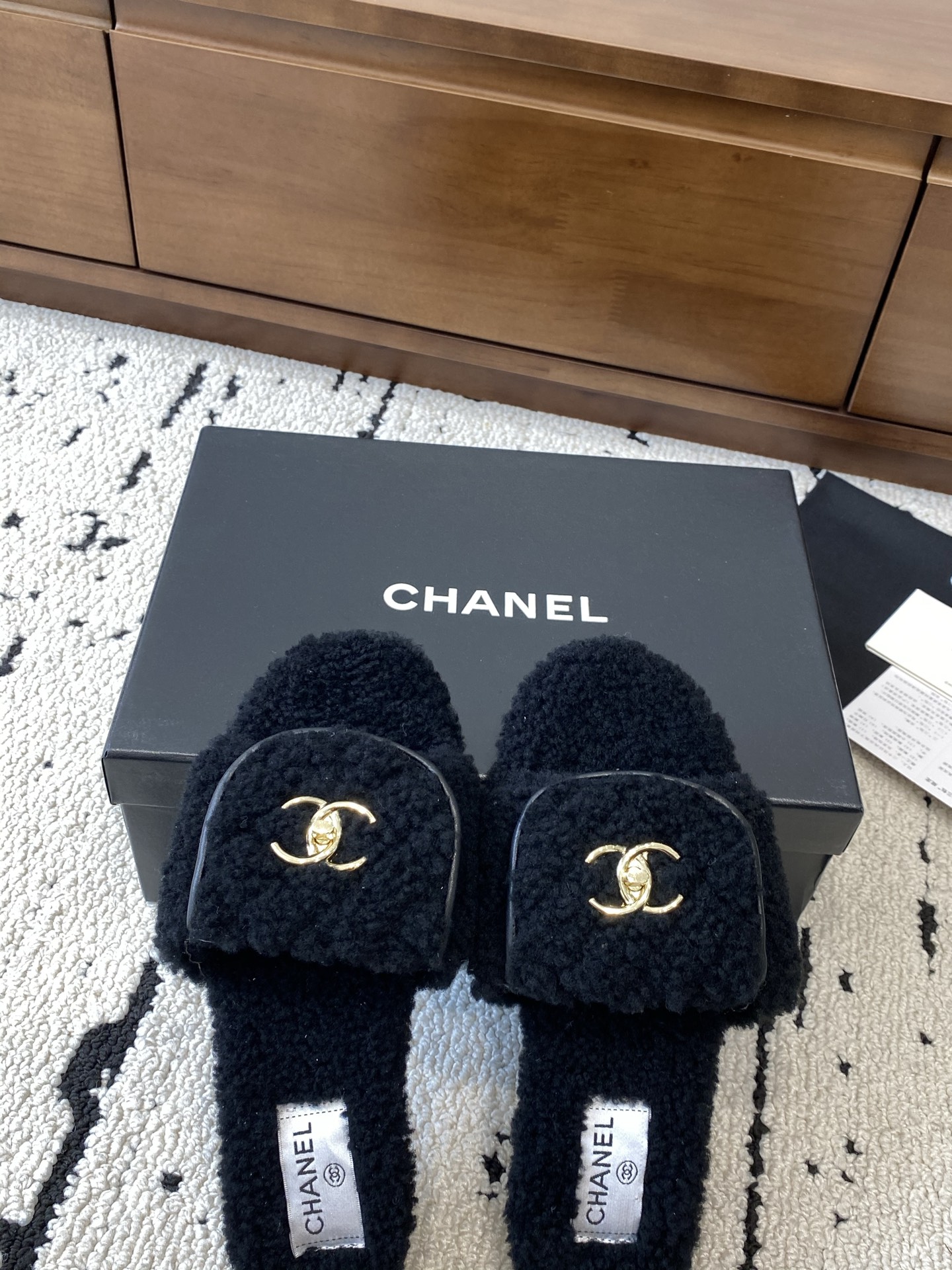 NO:481516,High-version CHANEL｜Chanel Xiaoxiang 25C autumn and winter new product, low-heel round toe flat-soled fur drag, full of retro style, delicate shoe shape, looks very pleasing, big toe, the foot is also thin, slender, classic schoolbag hardware buckle, shoe shape is very atmospheric and fashionable, the footwear shows temperament, the upper is top-grade calfskin, the inner wool is real inside, super comfortable, imported Italian lamb wool, footbed wool Size 35-39 (customized by 40/41) Buy now Buy now Buy now Buy now Buy now Buy now Buy now Buy now Buy now Buy now Buy now Buy now Buy now Buy now Buy now Buy now Buy now Buy now Buy now Buy now Buy now Buy now Buy now Buy now Buy now Buy now Buy now Buy now Buy now Buy now Buy now Buy now Buy now Buy now Buy now Buy now Buy now Buy now Buy now Buy now Buy now Buy now Buy now Buy now Buy now Buy now Buy now Buy now Buy now Buy now Buy now Buy now Buy now Buy now Buy now Buy now Buy now Buy now Buy now Buy now Buy now Buy now Buy now Buy now Buy now Buy now Buy now Buy now Buy now Buy now Buy now Buy now Buy now Buy now Buy now Buy now Buy now Buy now Buy now Buy now Buy now Buy now Buy now Buy now Buy now Buy now Buy now Buy now Buy now Buy now Buy now Buy wool, chanel, chanel, slippers, cowhide19860909高版本 CHANEL｜香奈儿小香25C秋冬新品 低跟圆头平底毛毛拖 满满的复古风 秀气的鞋型 看着就很讨喜 大大的鞋头 衬托脚也变得瘦瘦的 显得修长 经典书包五金扣 鞋型特别大气时髦 上脚很显气质 鞋面采用顶级小牛皮 内真羊毛内里,超级舒服 意大利进口羊羔毛,垫脚羊毛 尺码35-39（40/41定制）   立即抢购 立即抢购 立即抢购 立即抢购 立即抢购 立即抢购,毛毛鞋拖鞋,chanel,chanel,slippers,cowhide,Women's Shoes