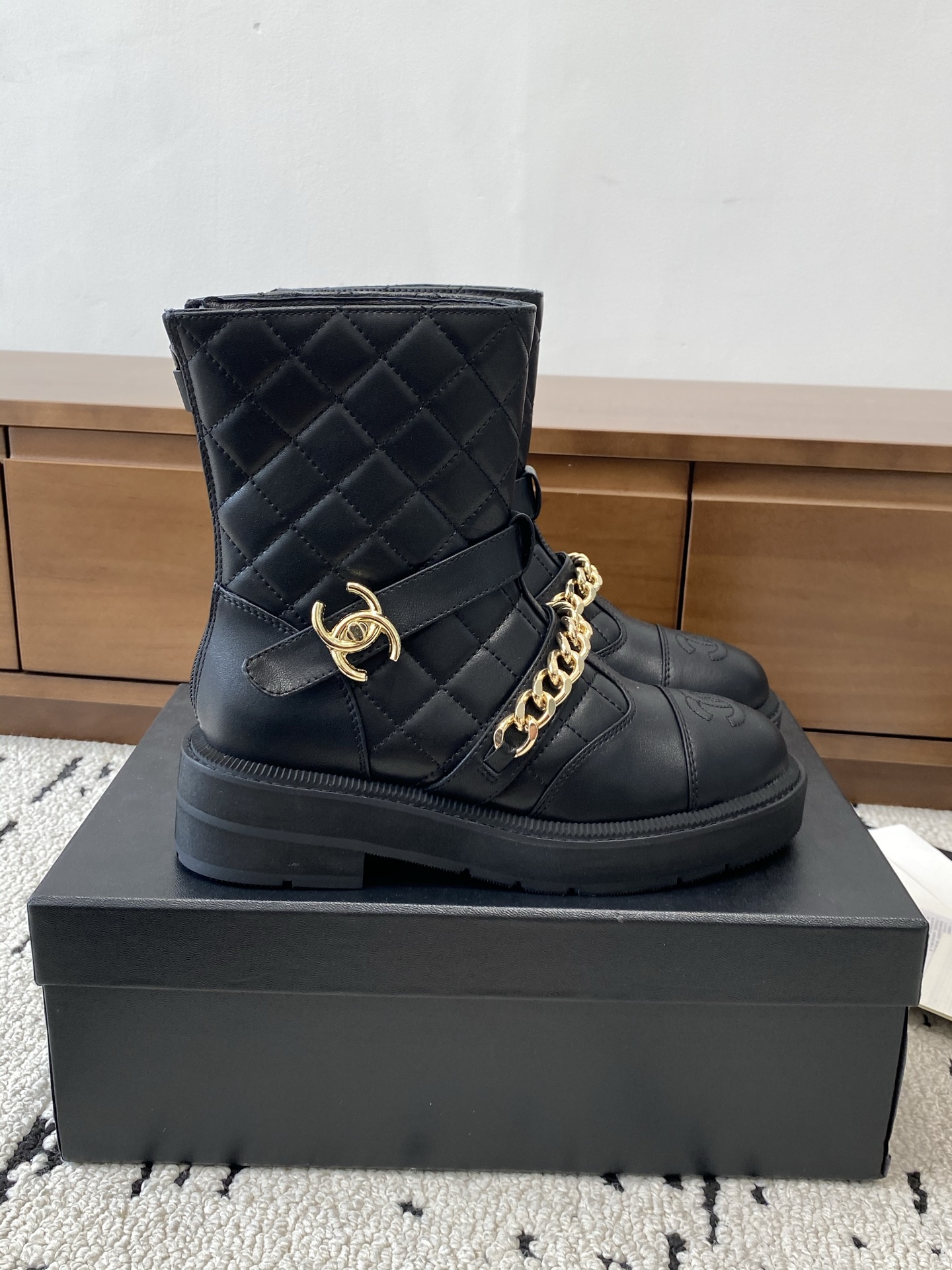 NO:535148,The high-version CHANEL 2025s autumn and winter series short boots are made of imported cowhide, with an outer height of 5cm, which makes the legs look long. The boot barrel is made of Chanel's classic diamond lattice. Xiao Meimei likes it very much. This is a popular style created by Chanel this autumn and winter. The entire boot barrel is equipped with a classic chain and a schoolbag buckle, and it is made of full-grain cowhide. It uses a back zipper, which is easy to put on the feet, and it is super comfortable to put on the feet. This autumn and winter must-have. The upper material is imported cowhide with anti-rust metal chain. Consistently authentic. The original Italian anti-slip rubber sole. Size: 35-40 (40 custom made without return or exchange) Buy now. Buy now. Buy now. Buy now. Buy now. Buy now. Buy now. Buy now. Buy now. Buy now. Buy now. Buy now. Buy now. Buy now. Buy now. Buy now. Buy now. Buy now. Buy now. Buy now. Buy now. Buy now. Buy now. Buy now. Buy now. Buy now. Buy now. Buy now. Buy now. Buy now. Buy now. Buy now. Buy now. Buy now. Buy now. Buy now. Buy now. Buy now. Buy now. Buy now. Buy now. Buy now. Buy now. Buy now. Buy now. Buy now. Buy now. Buy now. Buy now. Buy now. Buy now. Buy now. Buy now. Buy now. Buy now. Buy now. Buy now. Buy now. Buy now. Buy now. Buy now. Buy now. Buy now. Buy now. Buy now. Buy now. Buy now. Buy now. Buy now. Buy now. Buy now. Buy now. Buy now. Buy now. Buy now. Buy now. Buy19860909高版本 CHANEL 2025s秋冬系列短靴,釆用进囗牛皮打造,外增高度5cm超显腿长, 靴筒上沿用了香奈儿经典菱格,小美美特别喜欢,这是香奈儿今年秋冬打造的爆款,加上整个靴筒上配上经典链条和书包扣,全粒面牛皮打造,采用后侧拉链,容易上脚,上脚超级舒服,今年秋冬必备款 鞋面材质进囗牛皮配防锈金属链条 一致正品 大底原版意大利防滑橡胶大底 码数:35-40(40定做不退不换) 立即抢购 立即抢购 立即抢购 立即抢购 立即抢购 立即抢购 立即抢购 立即抢购 立即抢购,靴子,chanel,chanel,boots,cowhide,Women's Shoes