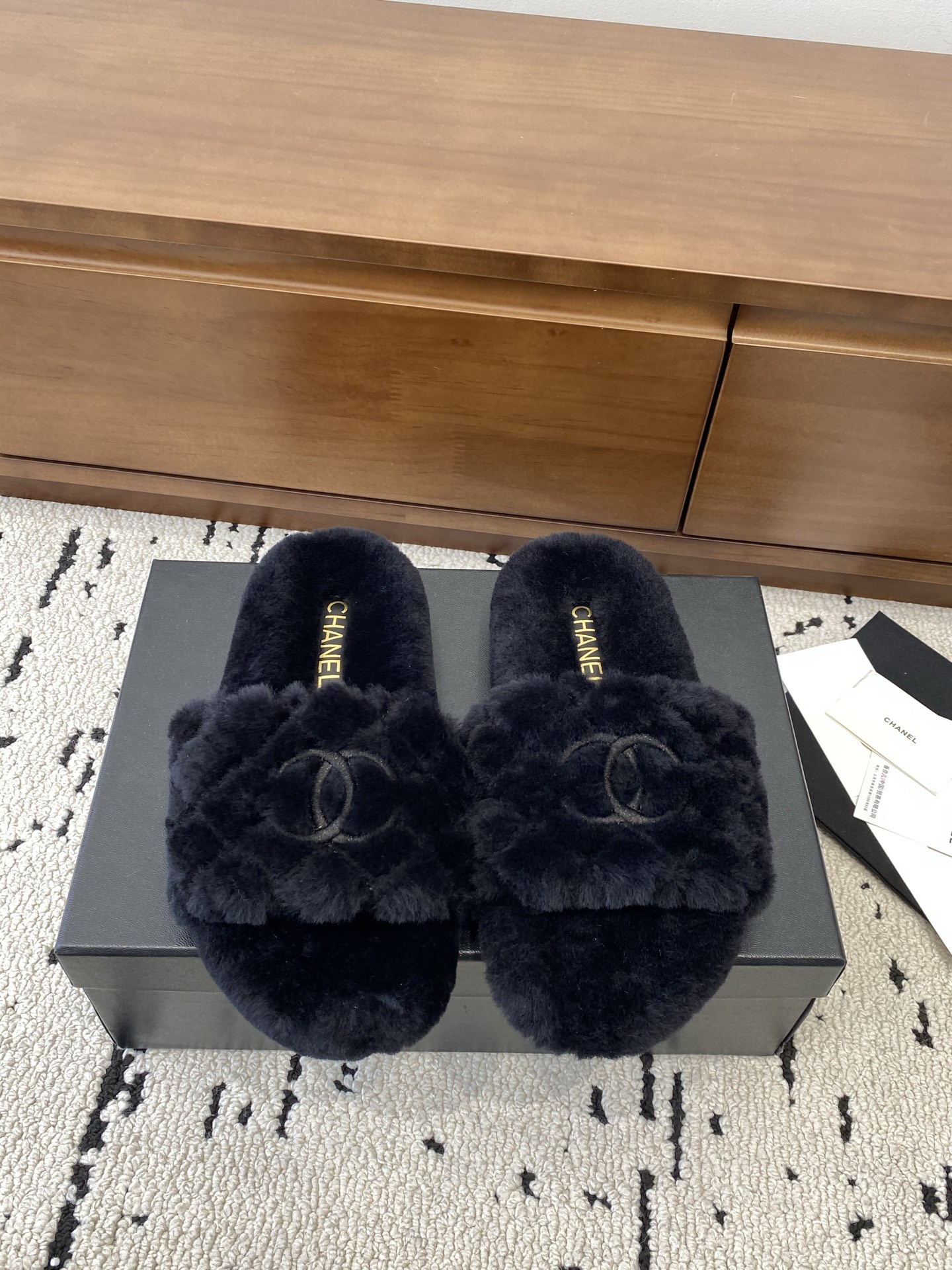 NO:535172,High-version CHANEL｜Chanel Xiaoxiang 25C autumn and winter new product Low heel round toe flat fur drag, full of retro style, delicate shoe shape, looks very pleasing, big toe, the foot is also thin, slender, classic double G electric embroidery, shoe shape is very atmospheric and fashionable, the footwear shows temperament, the upper is imported lamb wool, the inner real wool inner lining, super comfortable Italian imported lamb wool, footbed wool Size 35-39 (customized by 40/41) Buy now Buy now Buy now Buy now Buy now Buy now Buy now Buy now Buy now Buy now Buy now Buy now Buy now Buy now Buy now Buy now Buy now Buy now Buy now Buy now Buy now Buy now Buy now Buy now Buy now Buy now Buy now Buy now Buy now Buy now Buy now Buy now Buy now Buy now Buy now Buy now Buy now Buy now Buy now Buy now Buy now Buy now Buy now Buy now Buy now Buy now Buy now Buy now Buy now Buy now Buy now Buy now Buy now Buy now Buy now Buy now Buy now Buy now Buy now Buy now Buy now Buy now Buy now Buy now Buy now Buy now Buy now Buy now Buy now Buy now Buy now Buy now Buy now Buy now Buy now Buy now Buy now Buy now Buy now Buy now Buy now Buy now Buy now Buy now Buy now Buy now Buy now Buy now Buy now Buy now Buy now Buy now Buy now Buy now Buy now Buy now Buy now Buy now Buy now Buy now Buy now Buy now Buy now Buy now Buy now Buy now Buy now Buy now Buy now Buy now Buy now Buy now Buy now Buy now Buy now Buy now Buy now Buy now Buy now Buy now Buy now Buy now19860909高版本 CHANEL｜香奈儿小香25C秋冬新品 低跟圆头平底毛毛拖 满满的复古风 秀气的鞋型 看着就很讨喜 大大的鞋头 衬托脚也变得瘦瘦的 显得修长 经典双G电绣 鞋型特别大气时髦 上脚很显气质 鞋面采用进囗羊羔毛 内真羊毛内里,超级舒服 意大利进口羊羔毛,垫脚羊毛 尺码35-39（40/41定制）   立即抢购 立即抢购 立即抢购 立即抢购 立即抢购 立即抢购 立即抢购 立即抢购 立即抢购,毛毛鞋拖鞋,chanel,chanel,slippers,Women's Shoes