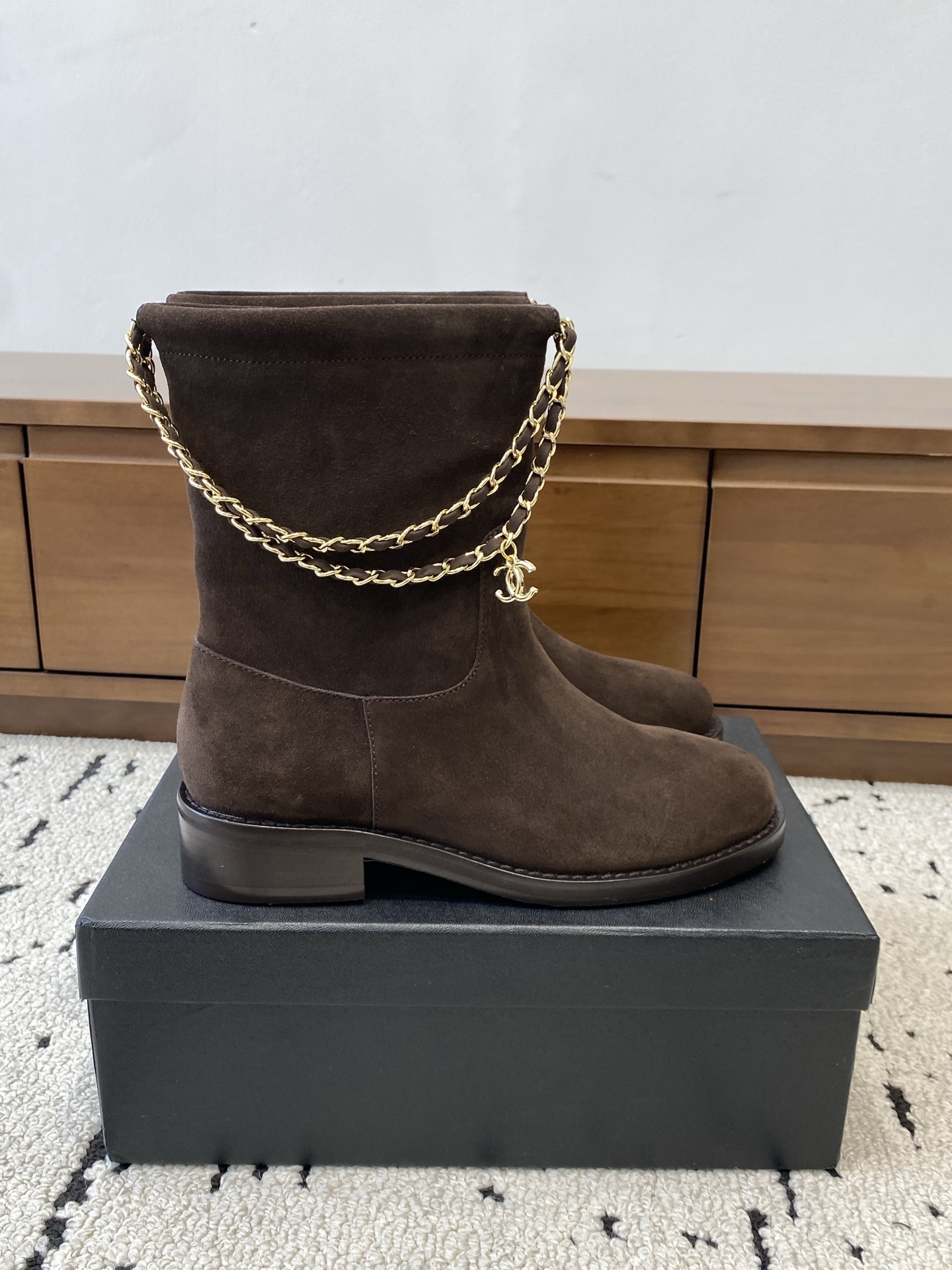 NO:535132,The high-version CHANEL 2025s autumn and winter series thick-soled mid-boots are made of imported cowhide, and a circle of chains is added to the boot mouth, which looks very young. Little Meimei especially likes it. This is a popular style created by Chanel this autumn and winter. In addition, the entire boot is made of full-grain cowhide, which is super comfortable to wear. This autumn and winter must-have. The upper material imported cowhide Size: 35-40 (40 custom made without return or exchange) Buy now Buy now Buy now Buy now Buy now Buy now Buy now Buy now Buy now Buy now Buy now Buy now Buy now Buy now Buy now Buy now Buy now Buy now Buy now Buy now Buy now Buy now Buy now Buy now Buy now Buy now Buy now Buy now Buy now Buy now Buy now Buy now Buy now Buy now Buy now Buy now Buy now Buy now Buy now Buy now Buy now Buy now Buy now Buy now Buy now Buy now Buy now Buy now Buy now Buy now Buy now Buy now Buy now Buy now Buy now Buy now Buy now Buy now Buy now Buy now Buy now Buy now Buy now Buy now Buy now Buy now Buy now Buy now Buy now Buy now Buy now Buy now Buy now Buy now Buy now Buy now Buy now Buy now Buy now Buy now Buy now Buy now Buy now Buy now Buy now Buy now Buy now Buy now Buy now Buy now Buy now Buy now Buy now Buy now Buy now Buy now Buy now Buy now Buy now Buy now Buy now Buy now Buy now Buy now Buy now Buy now Buy now Buy now Buy now Buy now Buy now Buy now Buy now Buy now Buy now Buy now Buy now Buy now Buy now Buy now Buy now Buy now Buy now Buy now Buy now Bu19860909高版本 CHANEL 2025s秋冬系列厚底中靴,分别用进囗牛皮打造,靴囗上还增加了一圈链条,超显年轻,小美美特别喜欢,这是香奈儿今年秋冬打造的爆款,加上整个靴用全粒面牛皮打造,上脚超级舒服,今年秋冬必备款 鞋面材质进囗牛皮 码数:35-40(40定做不退不换) 立即抢购 立即抢购 立即抢购 立即抢购 立即抢购 立即抢购 立即抢购 立即抢购 立即抢购 立即抢购,靴子,chanel,chanel,boots,cowhide,Women's Shoes