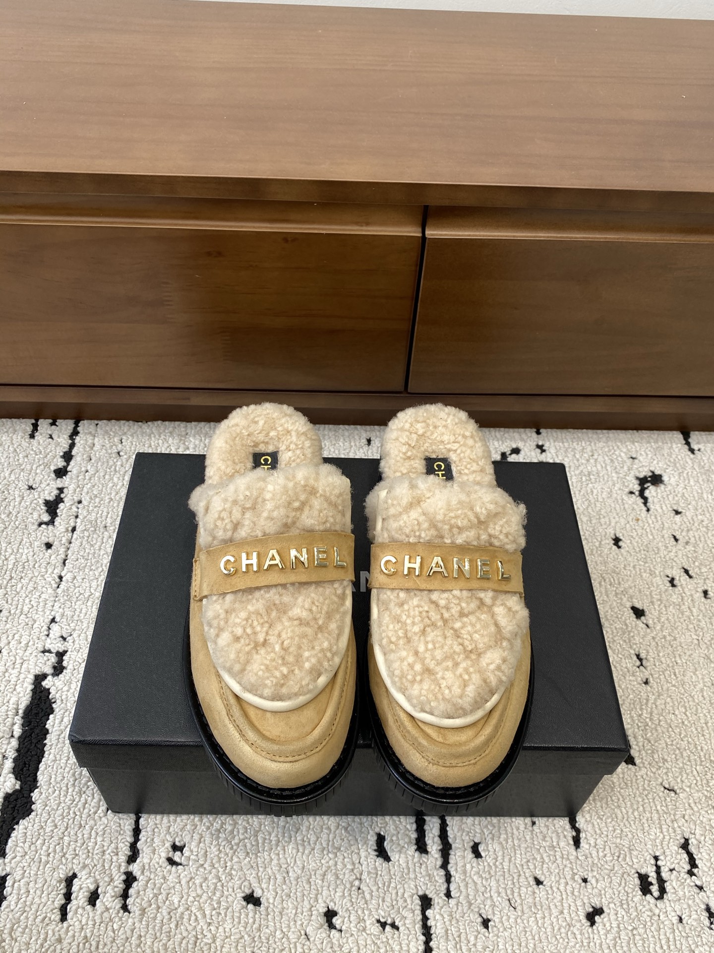 NO:535140,High-version CHANEL｜Chanel Xiaoxiang 25C autumn and winter new product Low-heel round toe flat-soled fur drag, full of retro style, delicate shoe shape, looks very pleasing, big toe, the footwear also makes the feet thin, look slender, classic hardware letters, shoe shape is very atmospheric and fashionable, the footwear shows temperament, the upper is imported lamb wool, the inner real wool inside, super comfortable, imported Italian lamb wool, footbed wool Size 35-39 (customized by 40/41) Buy now Buy now Buy now Buy now Buy now Buy now Buy now Buy now Buy now Buy now Buy now Buy now Buy now Buy now Buy now Buy now Buy now Buy now Buy now Buy now Buy now Buy now Buy now Buy now Buy now Buy now Buy now Buy now Buy now Buy now Buy now Buy now Buy now Buy now Buy now Buy now Buy now Buy now Buy now Buy now Buy now Buy now Buy now Buy now Buy now Buy now Buy now Buy now Buy now Buy now Buy now Buy now Buy now Buy now Buy now Buy now Buy now Buy now Buy now Buy now Buy now Buy now Buy now Buy now Buy now Buy now Buy now Buy now Buy now Buy now Buy now Buy now Buy now Buy now Buy now Buy now Buy now Buy now Buy now Buy now Buy now Buy now Buy now Buy now Buy now Buy now Buy now Buy now Buy now Buy now Buy now Buy now Buy now Buy now Buy now Buy now Buy now Buy now Buy now Buy now Buy now Buy now Buy now Buy now Buy now Buy now Buy now Buy now Buy now Buy now Buy now Buy now Buy now Buy now Buy now Buy now Buy now Buy now Buy now Buy now Buy19860909高版本 CHANEL｜香奈儿小香25C秋冬新品 低跟圆头平底毛毛拖 满满的复古风 秀气的鞋型 看着就很讨喜 大大的鞋头 衬托脚也变得瘦瘦的 显得修长 经典五金字母 鞋型特别大气时髦 上脚很显气质 鞋面采用进囗羊羔毛 内真羊毛内里,超级舒服 意大利进口羊羔毛,垫脚羊毛 尺码35-39（40/41定制）   立即抢购 立即抢购 立即抢购 立即抢购 立即抢购 立即抢购 立即抢购 立即抢购 立即抢购 立即抢购,半拖毛毛鞋,chanel,chanel,Women's Shoes