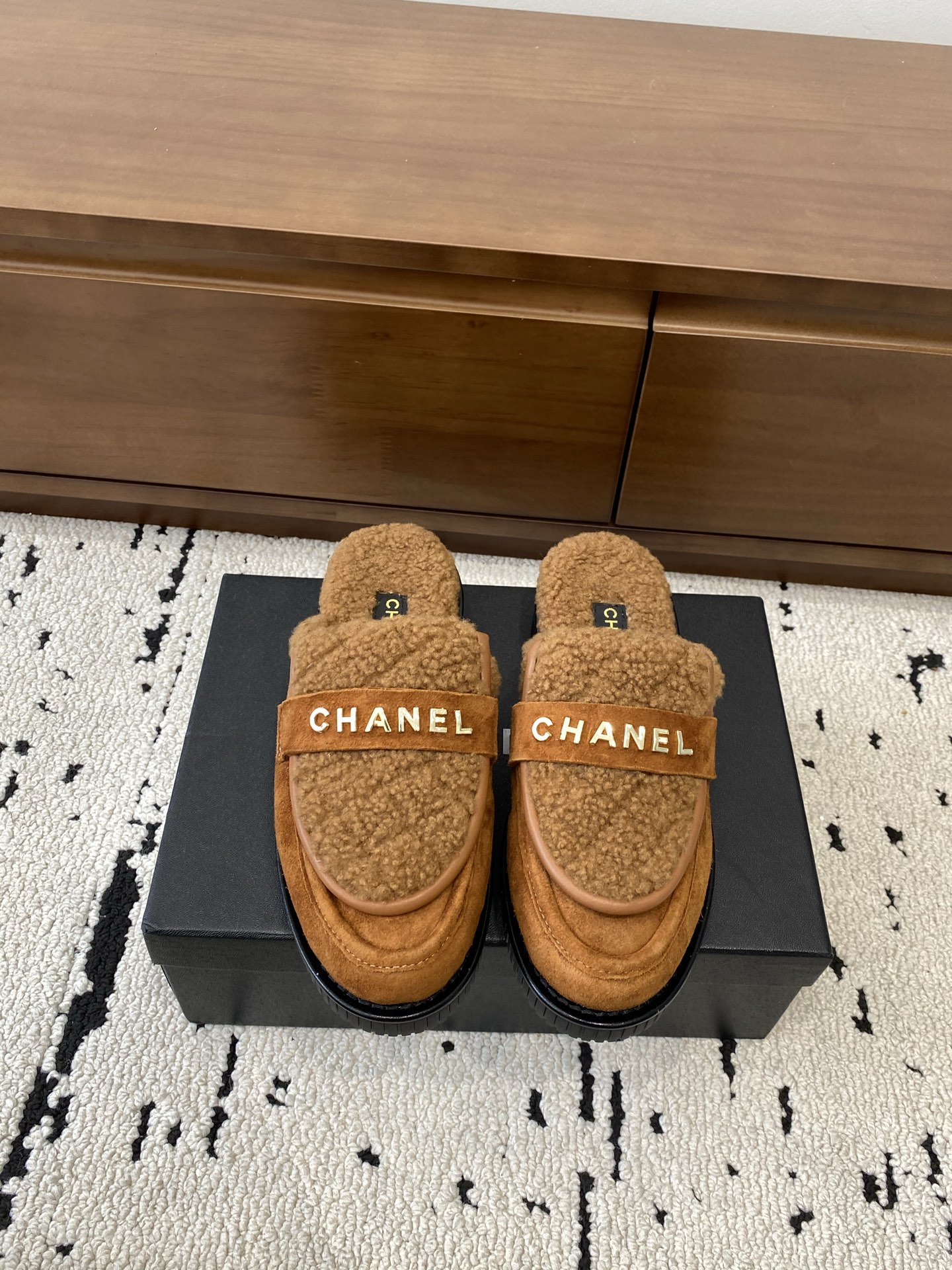NO:535128,High-version CHANEL｜Chanel Xiaoxiang 25C autumn and winter new product Low-heel round toe flat-soled fur drag, full of retro style, delicate shoe shape, looks very pleasing, big toe, the footwear also makes the feet thin, look slender, classic hardware letters, shoe shape is very atmospheric and fashionable, the footwear shows temperament, the upper is imported lamb wool, the inner real wool inside, super comfortable, imported Italian lamb wool, footbed wool Size 35-39 (customized by 40/41) Buy now Buy now Buy now Buy now Buy now Buy now Buy now Buy now Buy now Buy now Buy now Buy now Buy now Buy now Buy now Buy now Buy now Buy now Buy now Buy now Buy now Buy now Buy now Buy now Buy now Buy now Buy now Buy now Buy now Buy now Buy now Buy now Buy now Buy now Buy now Buy now Buy now Buy now Buy now Buy now Buy now Buy now Buy now Buy now Buy now Buy now Buy now Buy now Buy now Buy now Buy now Buy now Buy now Buy now Buy now Buy now Buy now Buy now Buy now Buy now Buy now Buy now Buy now Buy now Buy now Buy now Buy now Buy now Buy now Buy now Buy now Buy now Buy now Buy now Buy now Buy now Buy now Buy now Buy now Buy now Buy now Buy now Buy now Buy now Buy now Buy now Buy now Buy now Buy now Buy now Buy now Buy now Buy now Buy now Buy now Buy now Buy now Buy now Buy now Buy now Buy now Buy now Buy now Buy now Buy now Buy now Buy now Buy now Buy now Buy now Buy now Buy now Buy now Buy now Buy now Buy now Buy now Buy now Buy now Buy now Buy19860909高版本 CHANEL｜香奈儿小香25C秋冬新品 低跟圆头平底毛毛拖 满满的复古风 秀气的鞋型 看着就很讨喜 大大的鞋头 衬托脚也变得瘦瘦的 显得修长 经典五金字母 鞋型特别大气时髦 上脚很显气质 鞋面采用进囗羊羔毛 内真羊毛内里,超级舒服 意大利进口羊羔毛,垫脚羊毛 尺码35-39（40/41定制）   立即抢购 立即抢购 立即抢购 立即抢购 立即抢购 立即抢购 立即抢购 立即抢购 立即抢购 立即抢购 立即抢购,半拖毛毛鞋,chanel,chanel,Women's Shoes