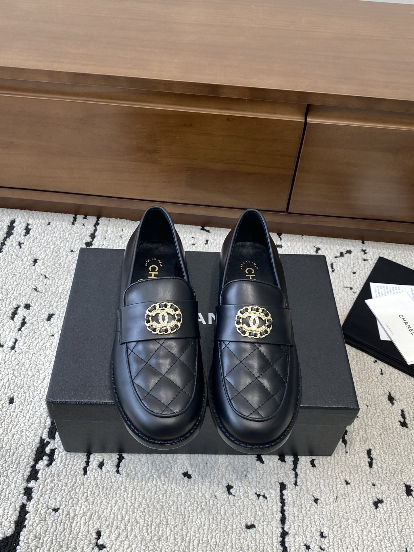NO:535134,High-version Xiaoxiangjia single shoes CHANE*｜, big hit!  Xiaoxiang 2025 official website Chanel autumn and winter new loafers are full of retro style. Delicate shoe shapes look very pleasing. The small round toe sets off the feet and makes the feet look thin. The foot gives people a kind of retro sentimental shoes of the era, new European and American catwalks, hot products, four colors in one go, original 11 replica 1 original custom cowhide + butter 2 original sheepskin inner 3 soles: original genuine leather outsole 4 sizes 35-41 (40 41 custom made without return) Buy now Buy now Buy now Buy now Buy now, loafers, chanel, chanel, chanel, loafers, cowhide, sheepskin, Leather soles19860909高版本 小香家单鞋CHANE*｜,大爆款！小香2025官网香奈儿秋冬系列新品乐福鞋满满的复古风 秀气的鞋型 看着就很讨喜,小圆头 衬托脚也变得瘦瘦的,上脚给人就是一种年代的复古情怀鞋、欧美走秀新款,爆款产品,四色齐发,原版11复刻 1原版定制牛皮+牛油 2原版羊皮内里 3大底:原版真皮大底 4码数35-41（40 41定做不退换） 立即抢购 立即抢购 立即抢购,乐福鞋,chanel,chanel,chanel,loafers,cowhide,sheepskin,Leather soles,Women's Shoes