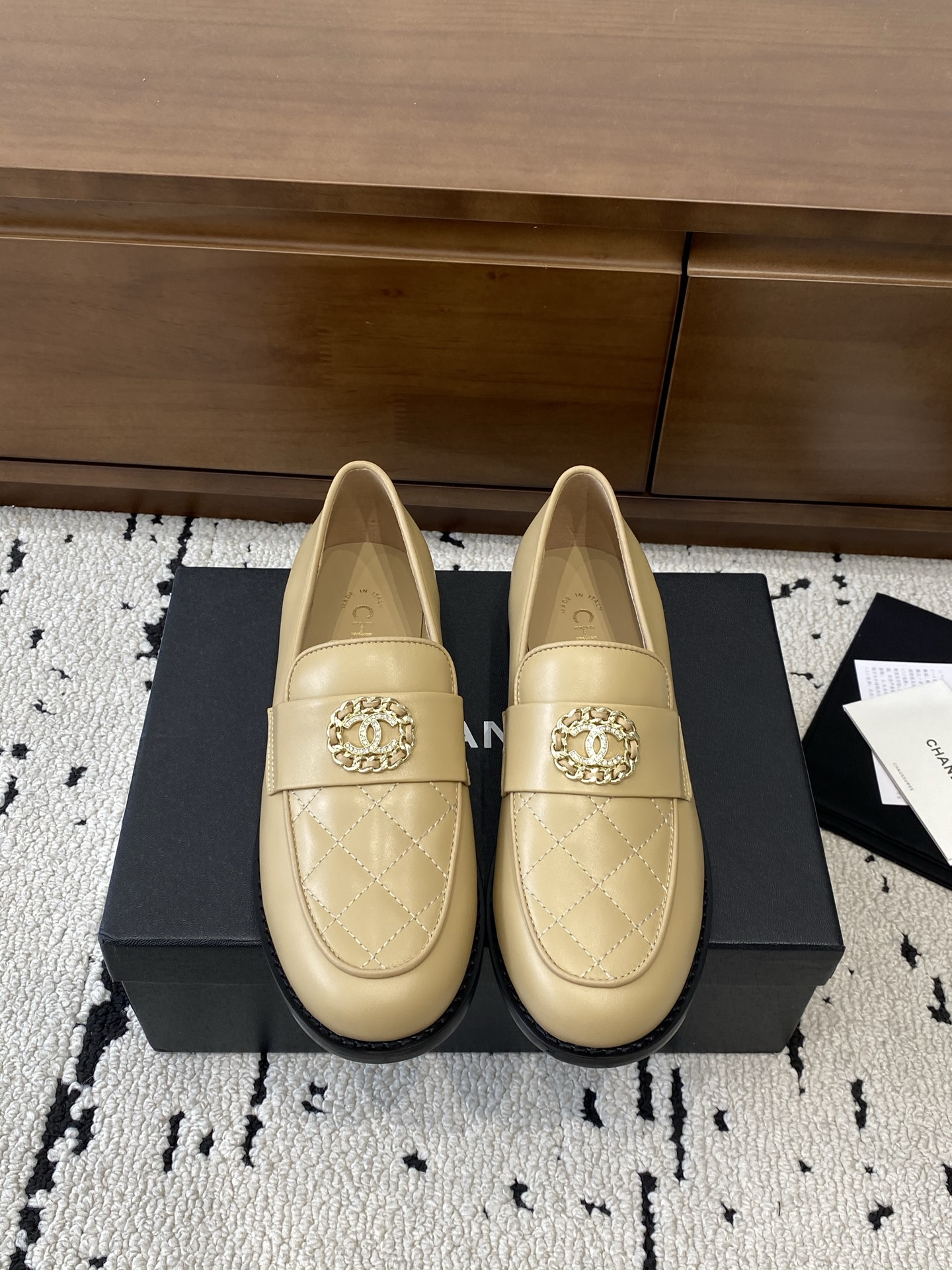 NO:535136,High-version Xiaoxiangjia single shoes CHANE*｜, big hit!  Xiaoxiang 2025 official website Chanel autumn and winter new loafers are full of retro style. Delicate shoe shapes look very likable, small round toe set off the feet, giving people a kind of retro sentimental shoes of the era, new European and American catwalks, hot products, six colors, original 11 replicas 1 original custom cowhide + butter 2 original sheepskin inner 3 soles: original genuine leather outsole 4 sizes 35-41 (40 41 custom made without return) Buy now Buy now Buy now Buy now Buy now, loafers, chanel, chanel, chanel, loafers, cowhide, sheepskin, Leather soles19860909高版本 小香家单鞋CHANE*｜,大爆款！小香2025官网香奈儿秋冬系列新品乐福鞋满满的复古风 秀气的鞋型 看着就很讨喜,小圆头 衬托脚也变得瘦瘦的,上脚给人就是一种年代的复古情怀鞋、欧美走秀新款,爆款产品,六色齐发,原版11复刻 1原版定制牛皮+牛油 2原版羊皮内里 3大底:原版真皮大底 4码数35-41（40 41定做不退换） 立即抢购 立即抢购 立即抢购,乐福鞋,chanel,chanel,chanel,loafers,cowhide,sheepskin,Leather soles,Women's Shoes