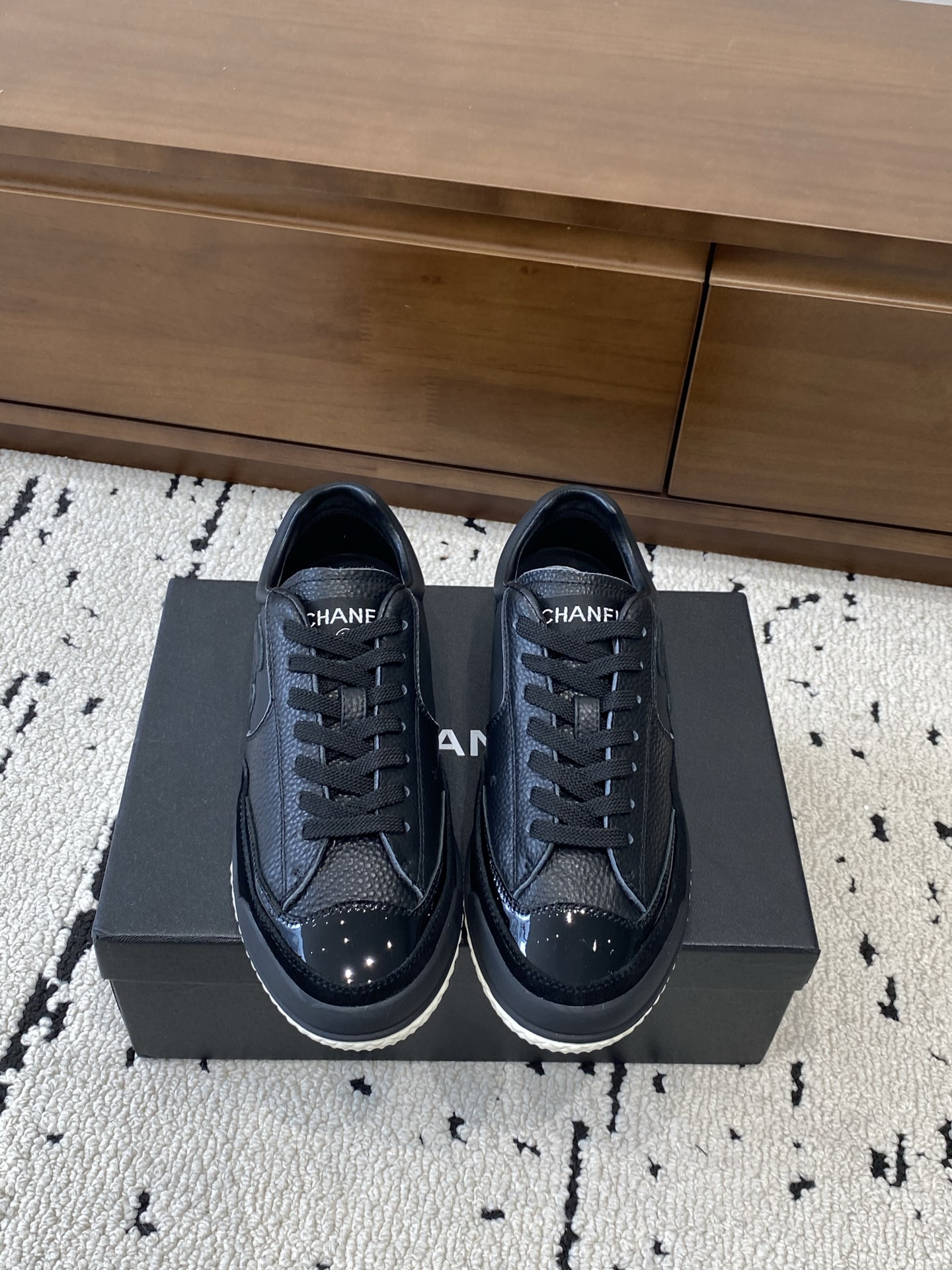 NO:535133,High-version Chanel 25SS latest white shoes, casual sports shoes, skateboard shoes, original purchase and development, Xiaoxiang C home, another super hit counter, the love of internet celebrity bloggers and ladies, various praises from social platforms, popular super high texture and breathable super spring and summer, seeing this issue can always evoke the girl's inner demands for fashion. The latest calfskin material, classic black and white color matching, full of fashionable feeling on the feet, easy to take care of #fabric: original custom imported cowhide material #inner custom soft sheepskin #sole original mold-open TPU anti-slip sole #sole thickness 2.5CM Size: 35-40 (40 size custom made without return) Buy now  Shopping now, casual shoes/sports shoes, chanel, chanel, chanel, chanel, sneakers, cowhide, sheepskin19860909高版本 Chanel香奈儿25SS最新款小白鞋 休闲 运动鞋 滑板鞋 原版购入开发做货 小香 C家 专柜又一超级大爆款,网红博主小姐姐们的挚爱,社交平台的各种夸赞,人气超高质感透气超级春夏,看到这期总能唤起少女内心对时髦的诉求 最新小牛皮材质 经典黑白配色 上脚时髦感十足 容易打理 #面料:原版定制进口牛皮材质 #内里定制柔软羊皮里 #鞋底原版开模TPU防滑大底 #底厚2.5CM 尺码 : 35-40（40码订做不退换） 立即抢购 立即抢购,休闲鞋/运动鞋,chanel,chanel,chanel,sneakers,cowhide,sheepskin,Women's Shoes