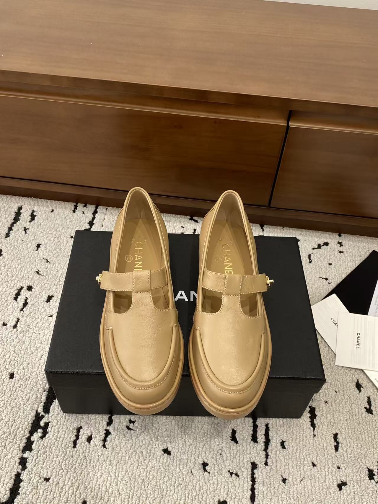 NO:535129,High-version loafers Chane* 25ss new hollow loafers with Chanel's double C logo, exquisite and retro, adding luxury and recognition to the shoes. The square toe design is exquisite, and can modify the foot shape and make the feet look slender. When paired with a short skirt, you can add piles of socks to create a sweet and cool girlish feeling of the millennial campus style; paired with floral dresses and short knitted cardigans, you can show the French literary style. Upper lambskin inner lambskin outsole leather outsole SIZE35-41 (40.41 custom-made without return or exchange), loafers, chanel, chanel, loafers, skirts, sheepskin, Leather soles19860909高版本乐福鞋Chane* 小香 25ss 新款中空乐福鞋 带有香奈儿的双C标志,精致复古,为鞋子增添了奢华感和辨识度. 方圆鞋头设计,鞋型秀气,能修饰脚型,显得脚部纤细.与短裙搭配时,可加入堆堆袜,营造千禧年校园风的甜酷少女感；搭配碎花连衣裙和短款针织开衫,则能展现法式文艺范. 鞋面小羊皮 内里羊皮 大底真皮大底 SIZE35-41（40.41定制不退换）,乐福鞋,chanel,chanel,loafers,skirts,sheepskin,Leather soles,Women's Shoes