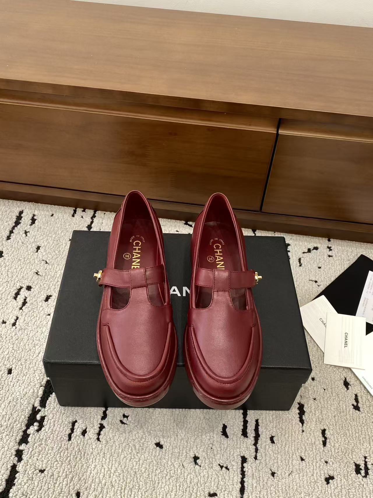 NO:535131,High-version loafers Chane* 25ss new hollow loafers with Chanel's double C logo, exquisite and retro, adding luxury and recognition to the shoes. The square toe design is exquisite, and can modify the foot shape and make the feet look slender. When paired with a short skirt, you can add piles of socks to create a sweet and cool girlish feeling of the millennial campus style; paired with floral dresses and short knitted cardigans, you can show the French literary style. Upper lambskin inner lambskin outsole leather outsole SIZE35-41 (40.41 custom-made without return or exchange), loafers, chanel, chanel, loafers, skirts, sheepskin, Leather soles19860909高版本乐福鞋Chane* 小香 25ss 新款中空乐福鞋 带有香奈儿的双C标志,精致复古,为鞋子增添了奢华感和辨识度. 方圆鞋头设计,鞋型秀气,能修饰脚型,显得脚部纤细.与短裙搭配时,可加入堆堆袜,营造千禧年校园风的甜酷少女感；搭配碎花连衣裙和短款针织开衫,则能展现法式文艺范. 鞋面小羊皮 内里羊皮 大底真皮大底 SIZE35-41（40.41定制不退换）,乐福鞋,chanel,chanel,loafers,skirts,sheepskin,Leather soles,Women's Shoes