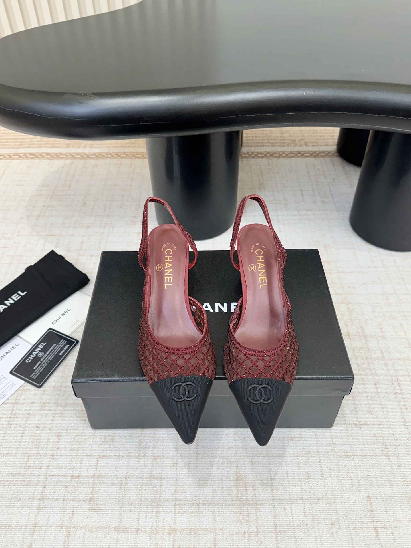 NO:925157,The high version of Chanel Xiaoxiang 2026ss new woven hollow high-heeled sandals are so beautiful on the feet, the design has its own high gloss, the classic double C logo highlights the identity, and the exquisiteness of Xiaoxiang style cannot be hidden~ Casual but not casual, refined and not flashy, can be worn for daily commuting and weekend dates, light and burdenless on the feet, the details are full of ingenuity, and the fashionable summer atmosphere depends on it. The fabric is hand-woven, sheepskin lining, outsole, imported genuine leather outsole  Heel height 5.5cm, size 35-39 (40.41 custom-made, non-refundable), sandals, chanel, sandals, sheepskin, Leather soles19860909高版本 Chanel 小香2026ss新款编织镂空高跟凉鞋 上脚太美了,设计自带高光,经典双C标识彰显身份,小香风的精致感藏都藏不住～ 休闲不随意,精致不浮夸,日常通勤、周末约会都能穿,上脚轻盈无负担,细节处尽显匠心,时髦精的夏日氛围感全靠它撑场 面料手工编织 内里羊皮内里 大底进口真皮大底 跟高5.5cm 码数35-39（40.41订做不退换）,凉鞋,chanel,sandals,sheepskin,Leather soles,Women's Shoes