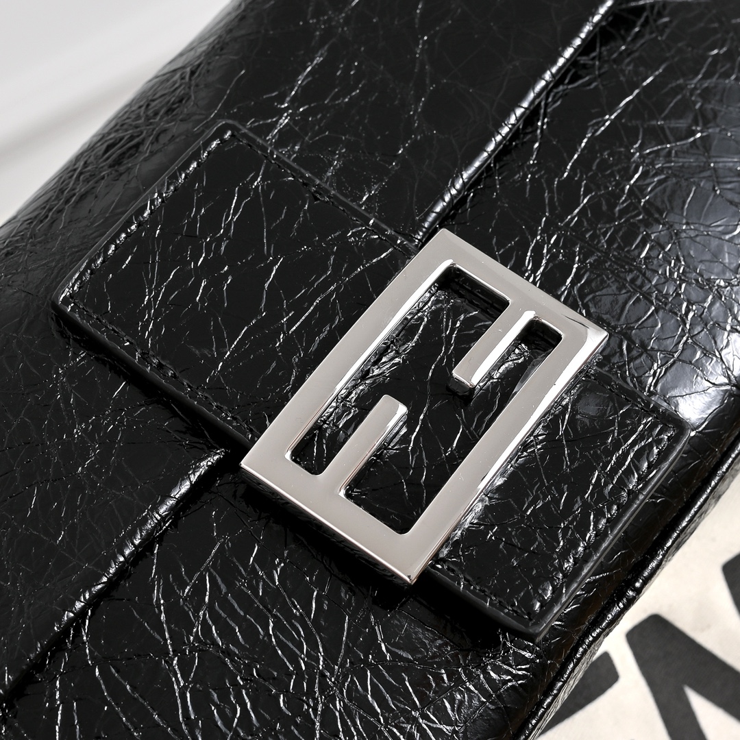 型号7702 FEND1 vintage  超飒的中古法棍腋下包，今年腋下包是主流，妥妥的凹造型神器，很多时尚博主都人手