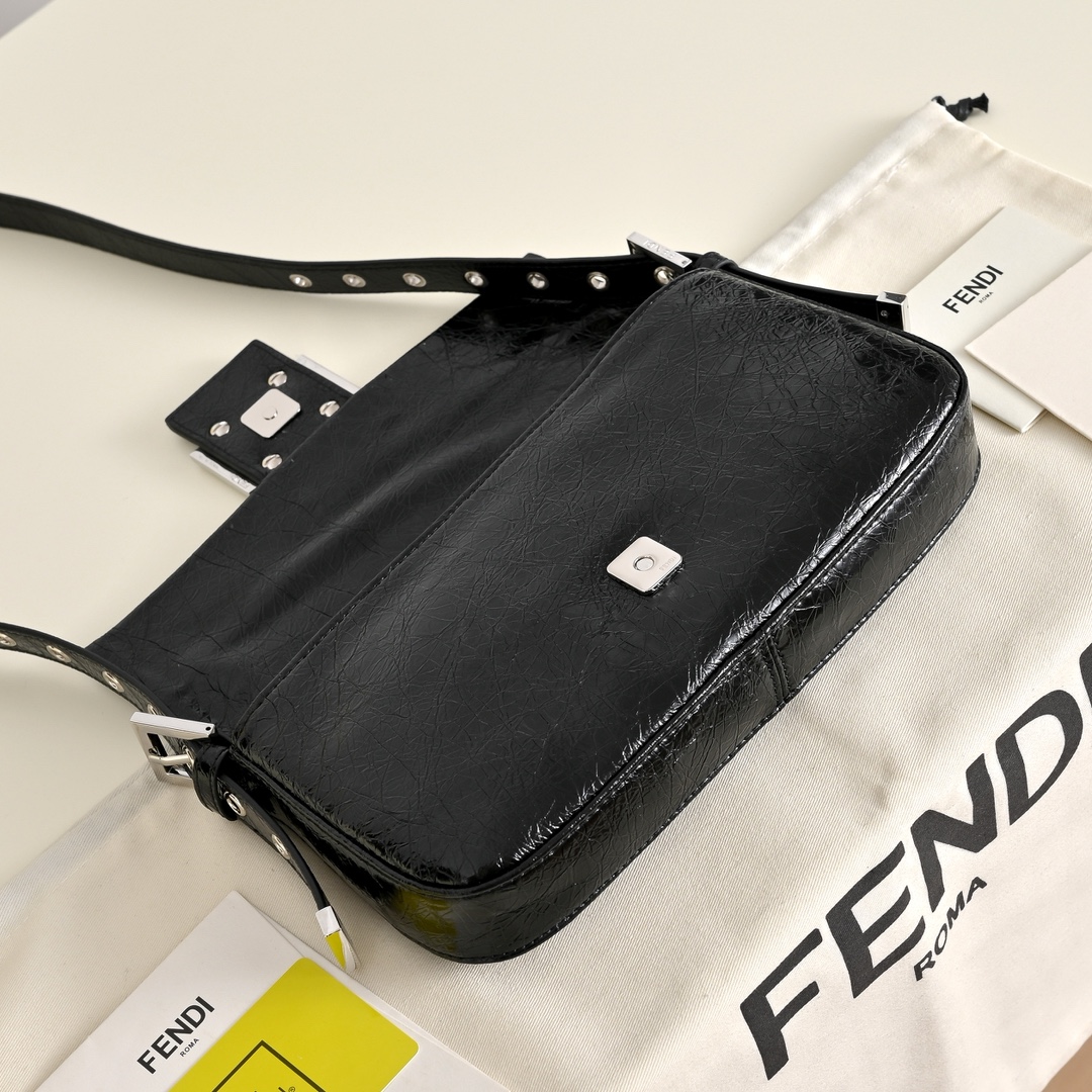 型号7702 FEND1 vintage  超飒的中古法棍腋下包，今年腋下包是主流，妥妥的凹造型神器，很多时尚博主都人手