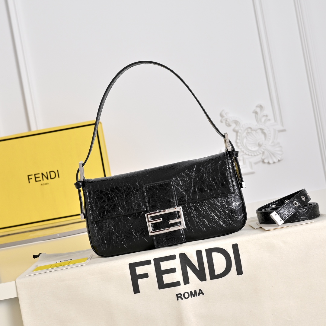 型号7702 FEND1 vintage  超飒的中古法棍腋下包，今年腋下包是主流，妥妥的凹造型神器，很多时尚博主都人手