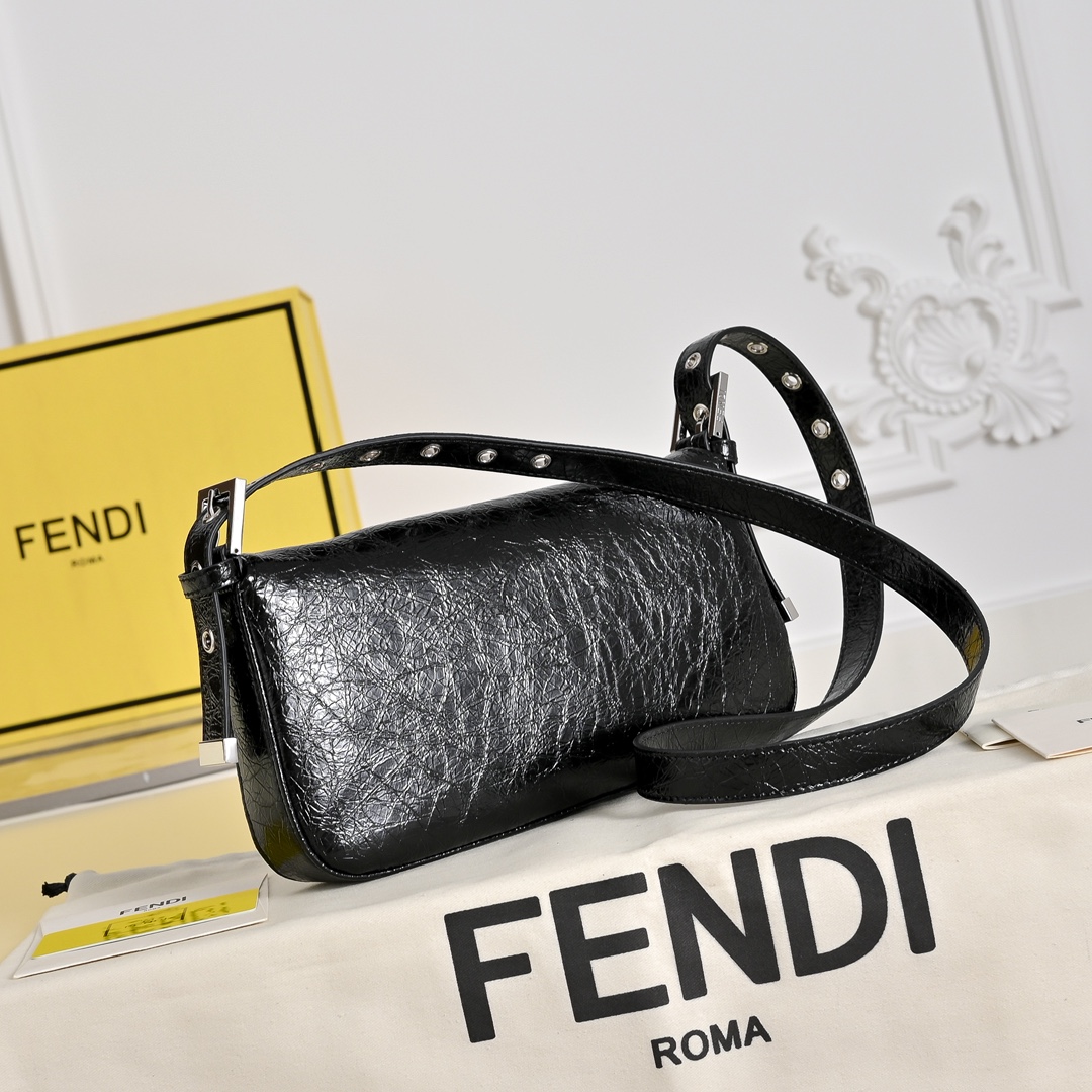 型号7702 FEND1 vintage  超飒的中古法棍腋下包，今年腋下包是主流，妥妥的凹造型神器，很多时尚博主都人手