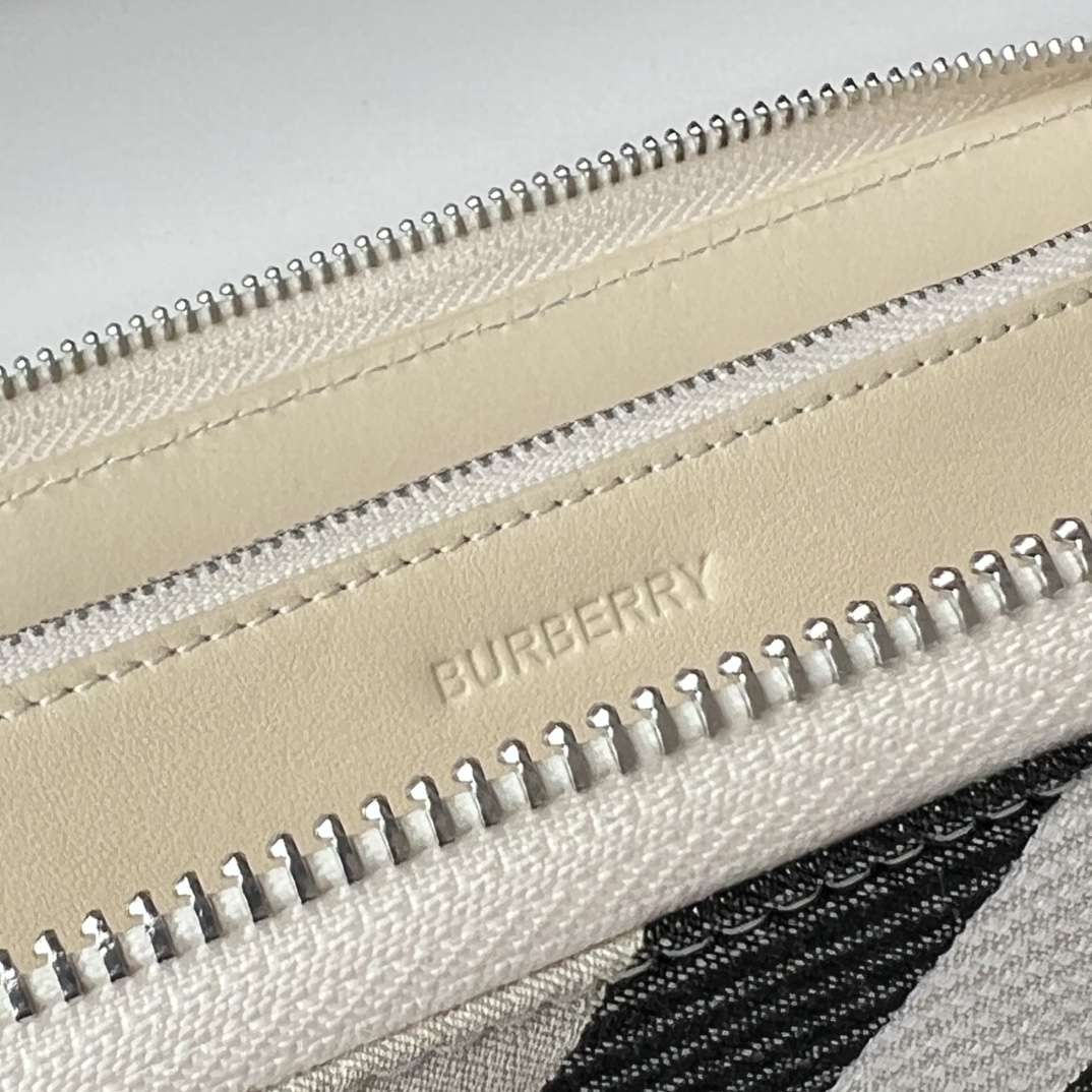 Burberry 原大号拉链钱夹 装饰提花精纺的格纹图案 搭配 B 字型拉链头 采用皮革内衬