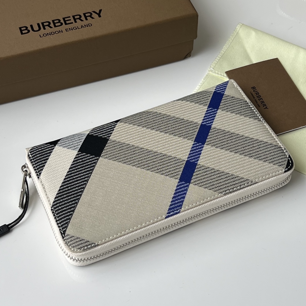 Burberry 原大号拉链钱夹 装饰提花精纺的格纹图案 搭配 B 字型拉链头 采用皮革内衬