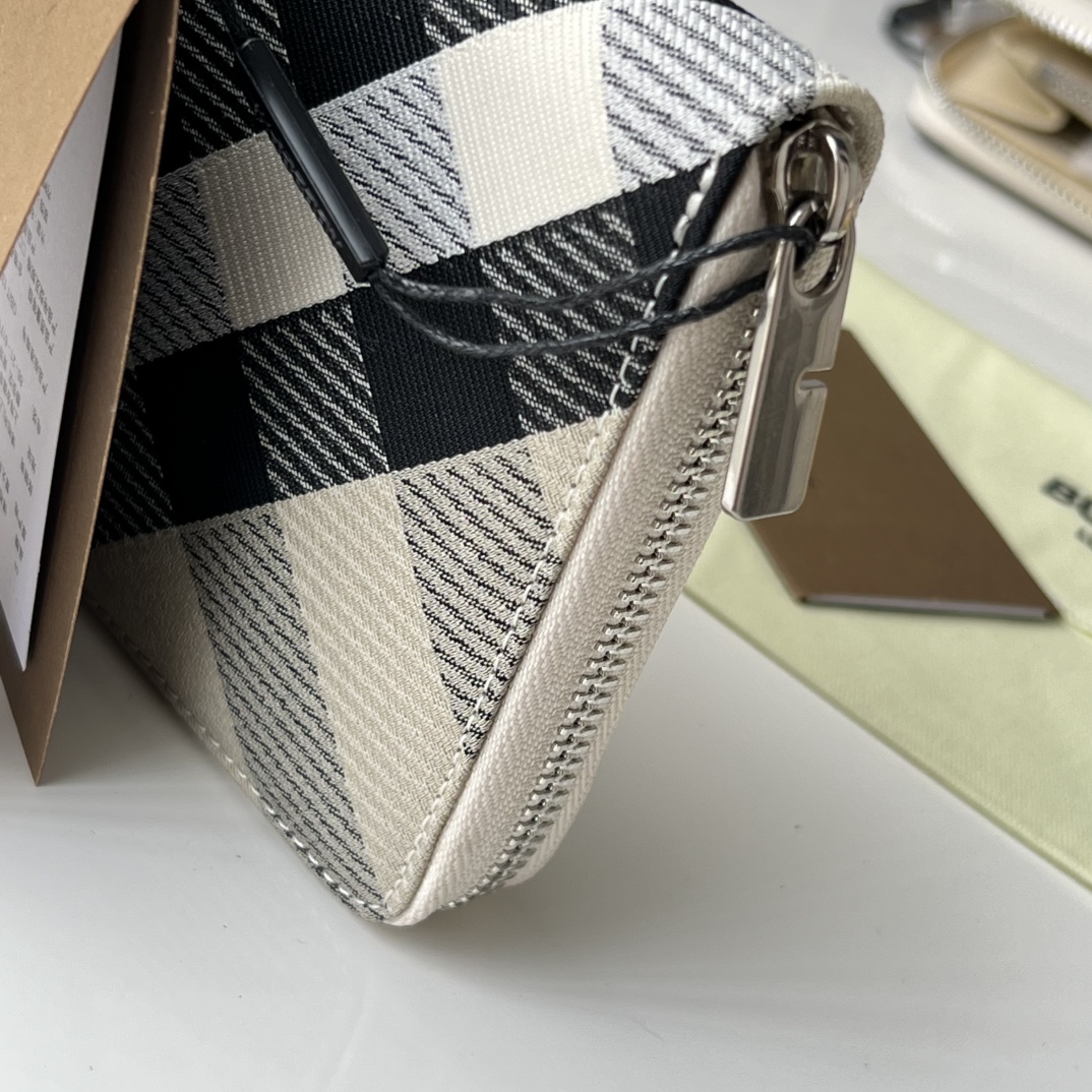 Burberry 原大号拉链钱夹 装饰提花精纺的格纹图案 搭配 B 字型拉链头 采用皮革内衬