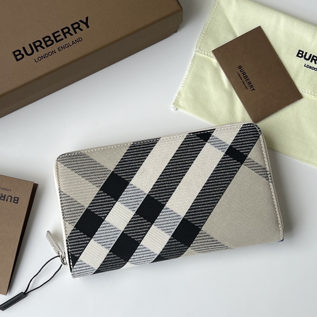 Burberry 原大号拉链钱夹 装饰提花精纺的格纹图案 搭配 B 字型拉链头 采用皮革内衬