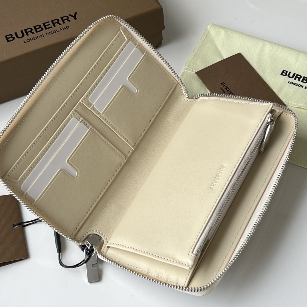 Burberry 原大号拉链钱夹 装饰提花精纺的格纹图案 搭配 B 字型拉链头 采用皮革内衬