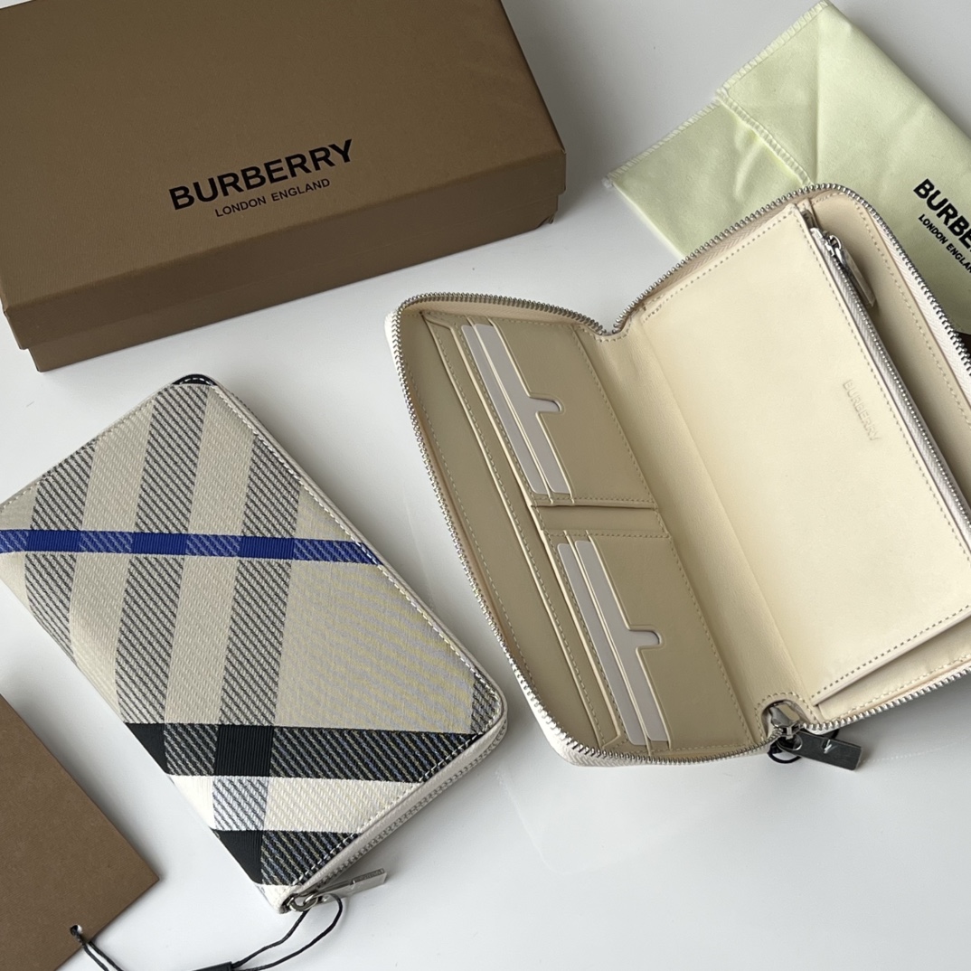 Burberry 原大号拉链钱夹 装饰提花精纺的格纹图案 搭配 B 字型拉链头 采用皮革内衬