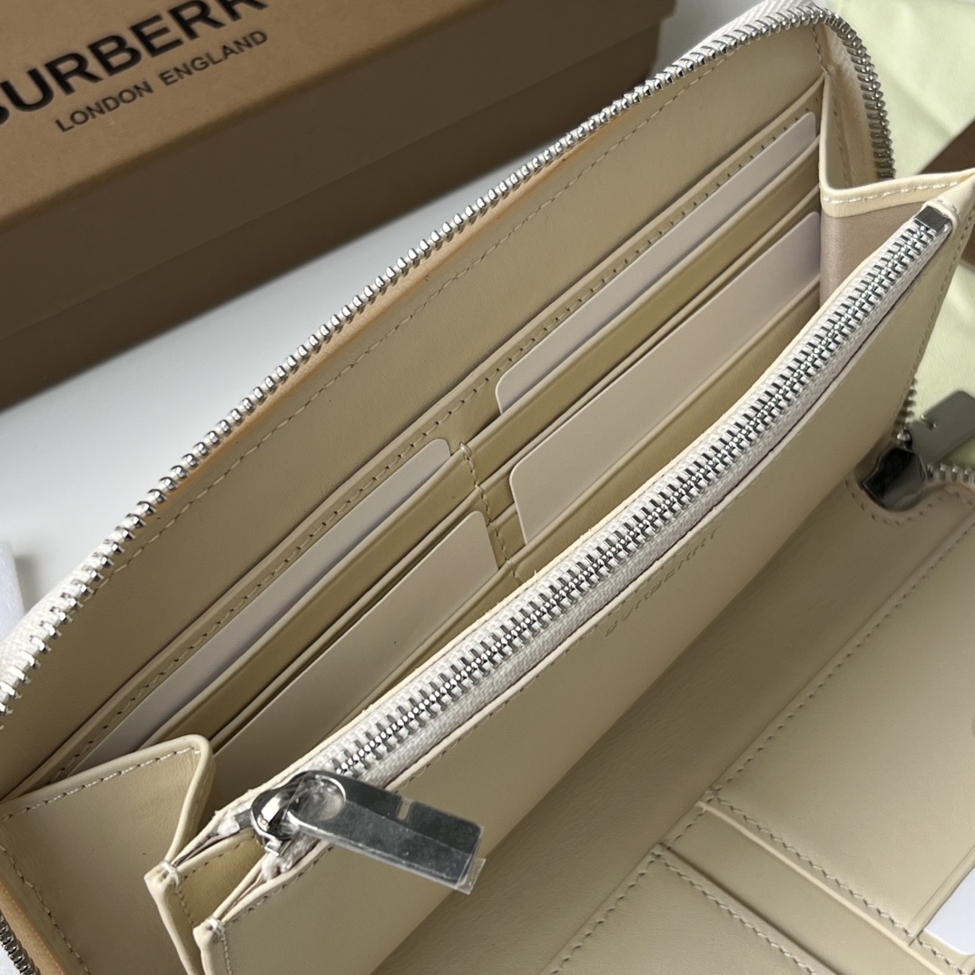 Burberry 原大号拉链钱夹 装饰提花精纺的格纹图案 搭配 B 字型拉链头 采用皮革内衬