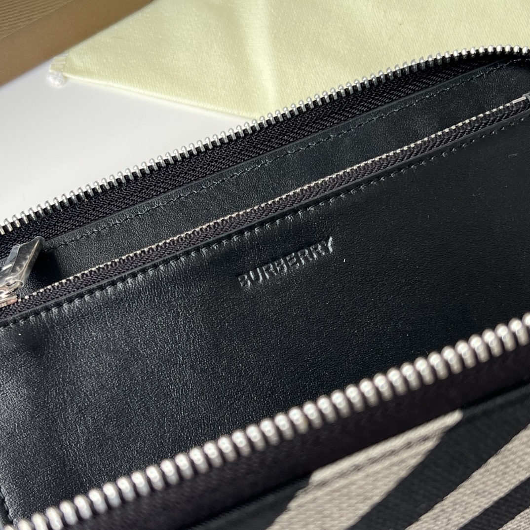 Burberry 下单让利50 大号拉链钱夹 装饰提花精纺的格纹图案 搭配 B 字型拉链头