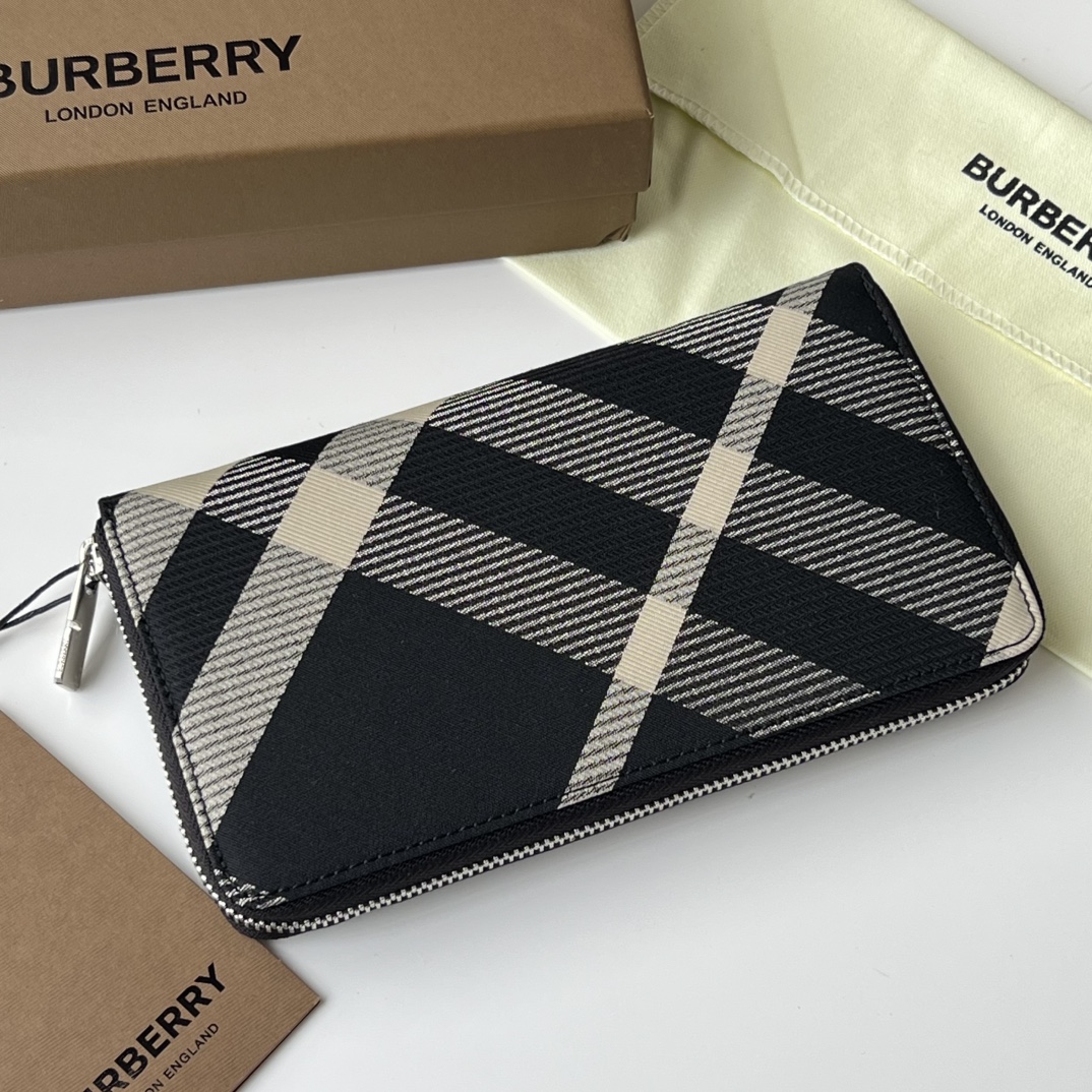 Burberry 下单让利50 大号拉链钱夹 装饰提花精纺的格纹图案 搭配 B 字型拉链头