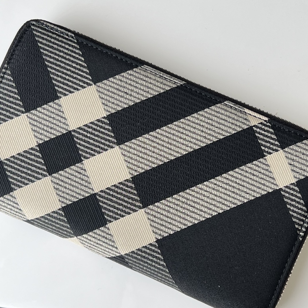 Burberry 下单让利50 大号拉链钱夹 装饰提花精纺的格纹图案 搭配 B 字型拉链头